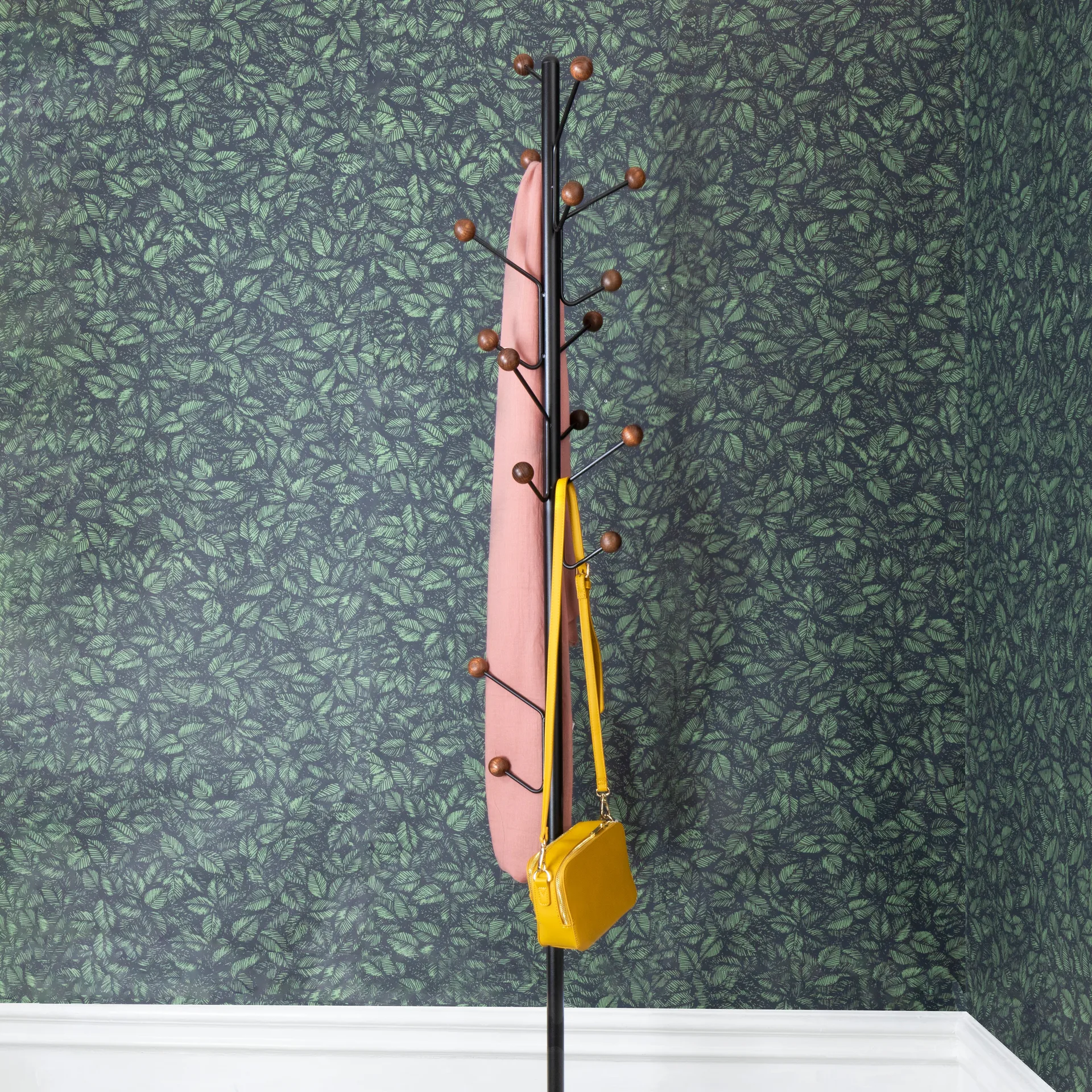 Bill Floor Kleiderhaken, Schwarz-dunkelbraun Maze