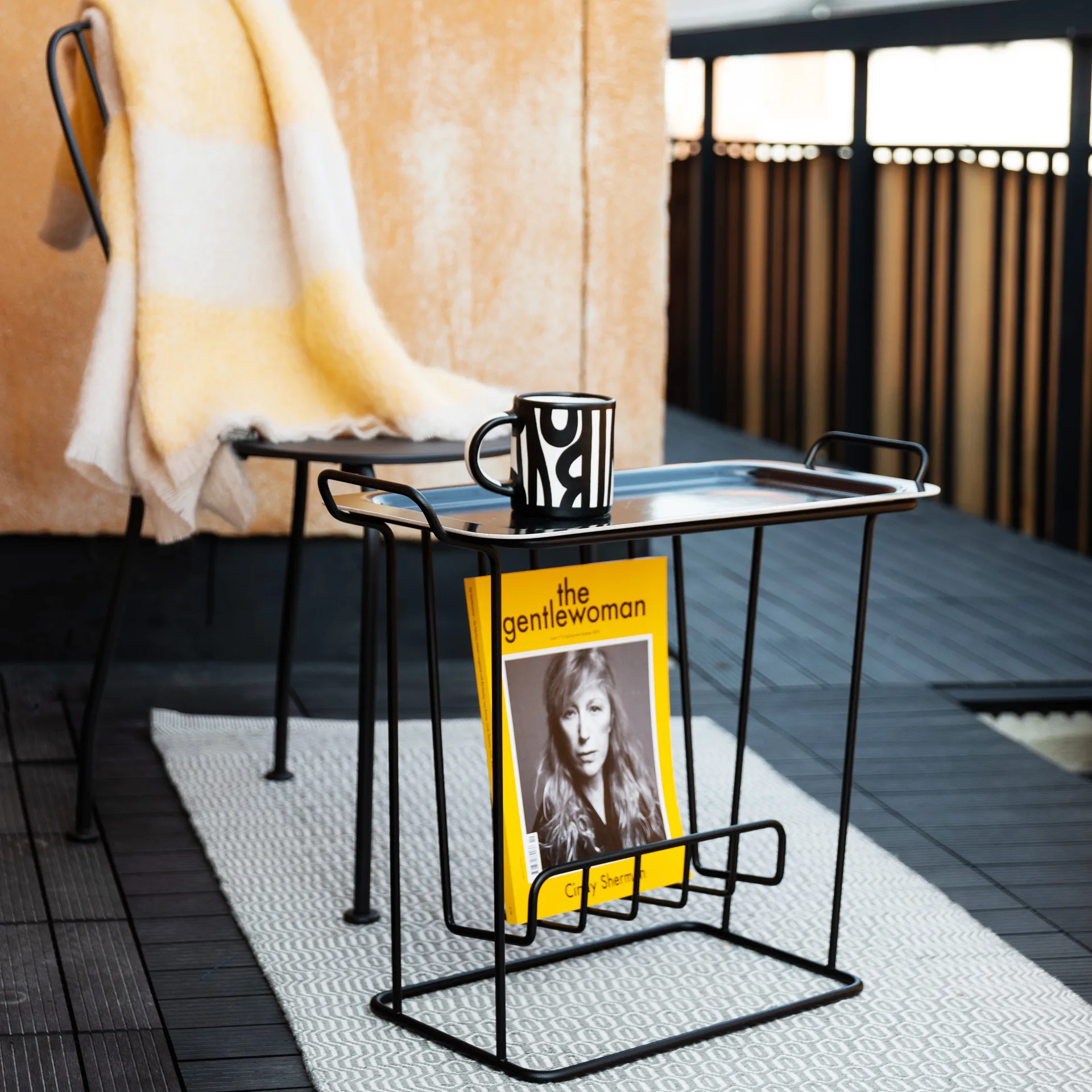 Minnie Mae Paper Tablett-Tisch, Schwarz/schwarz Maze