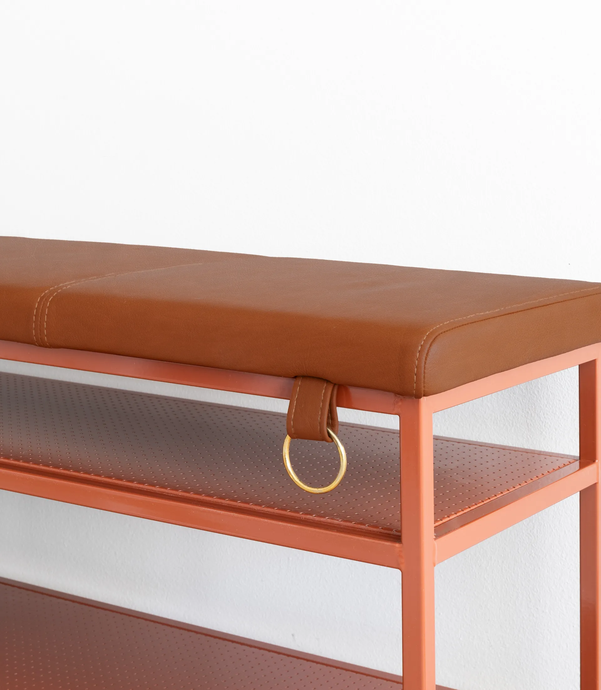 Nancy Schuhregal, Cinnamon-vintage cognac Maze