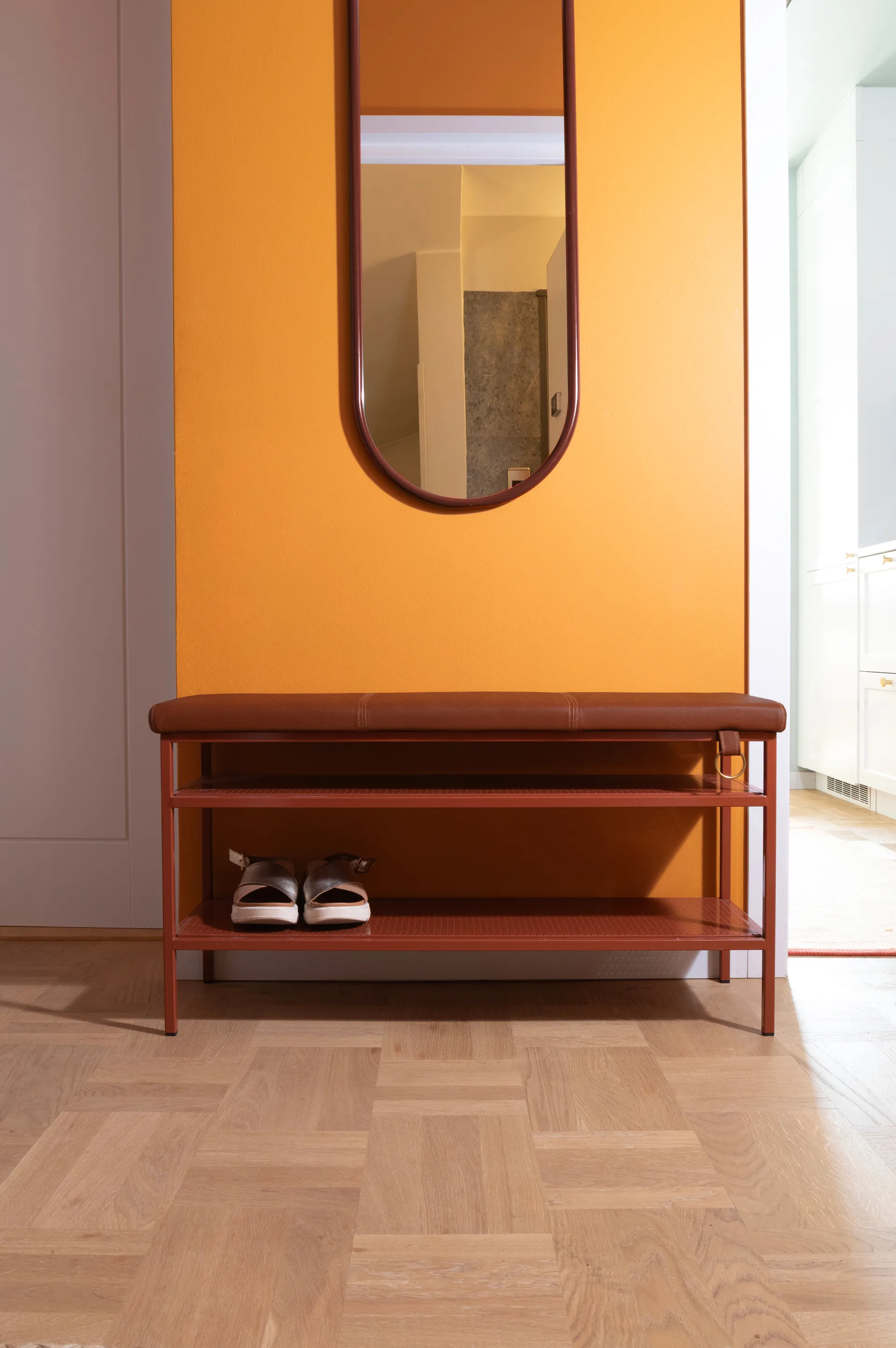 Nancy Schuhregal, Cinnamon-vintage cognac Maze