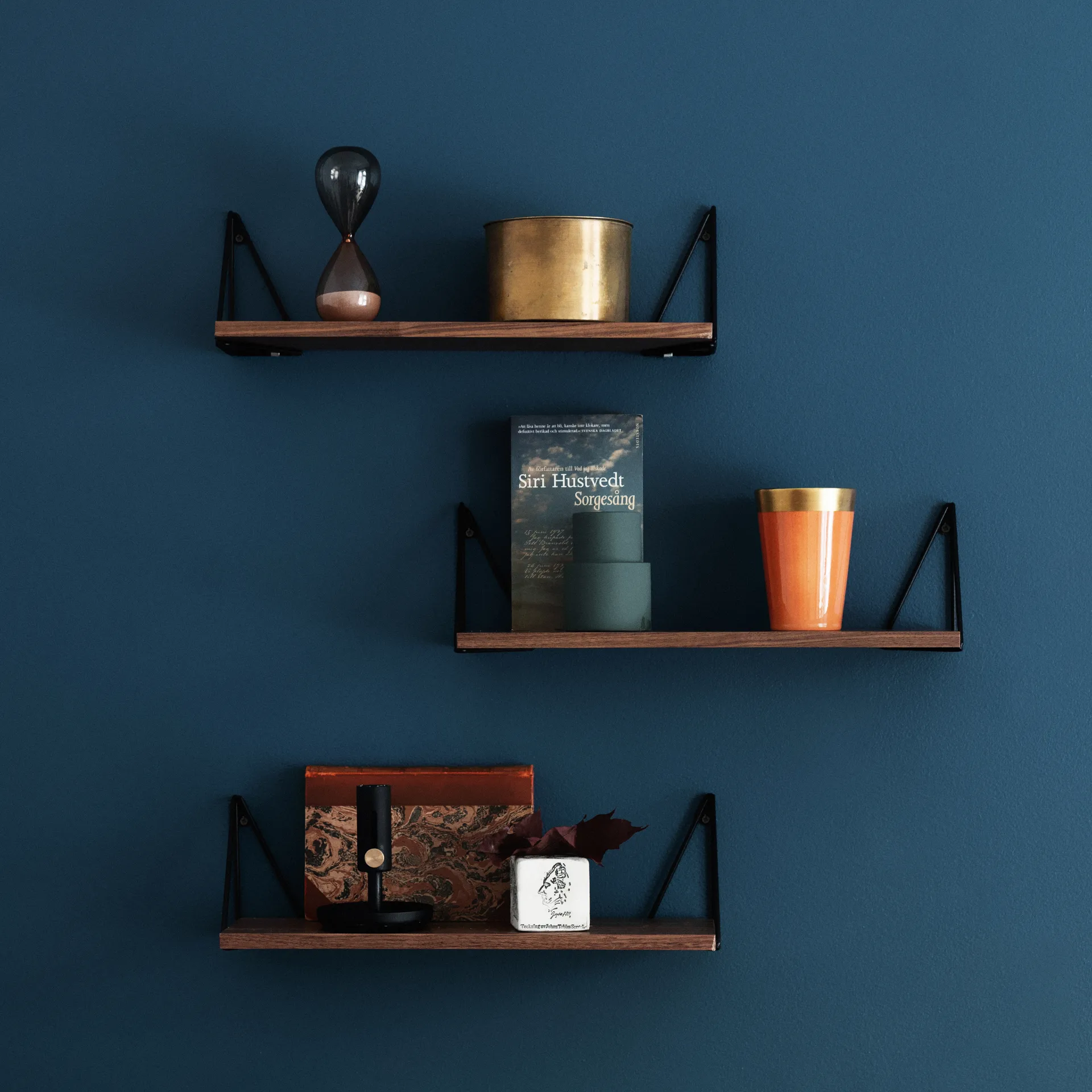 Pythagoras XS Wandregal, Walnuss, schwarz Maze