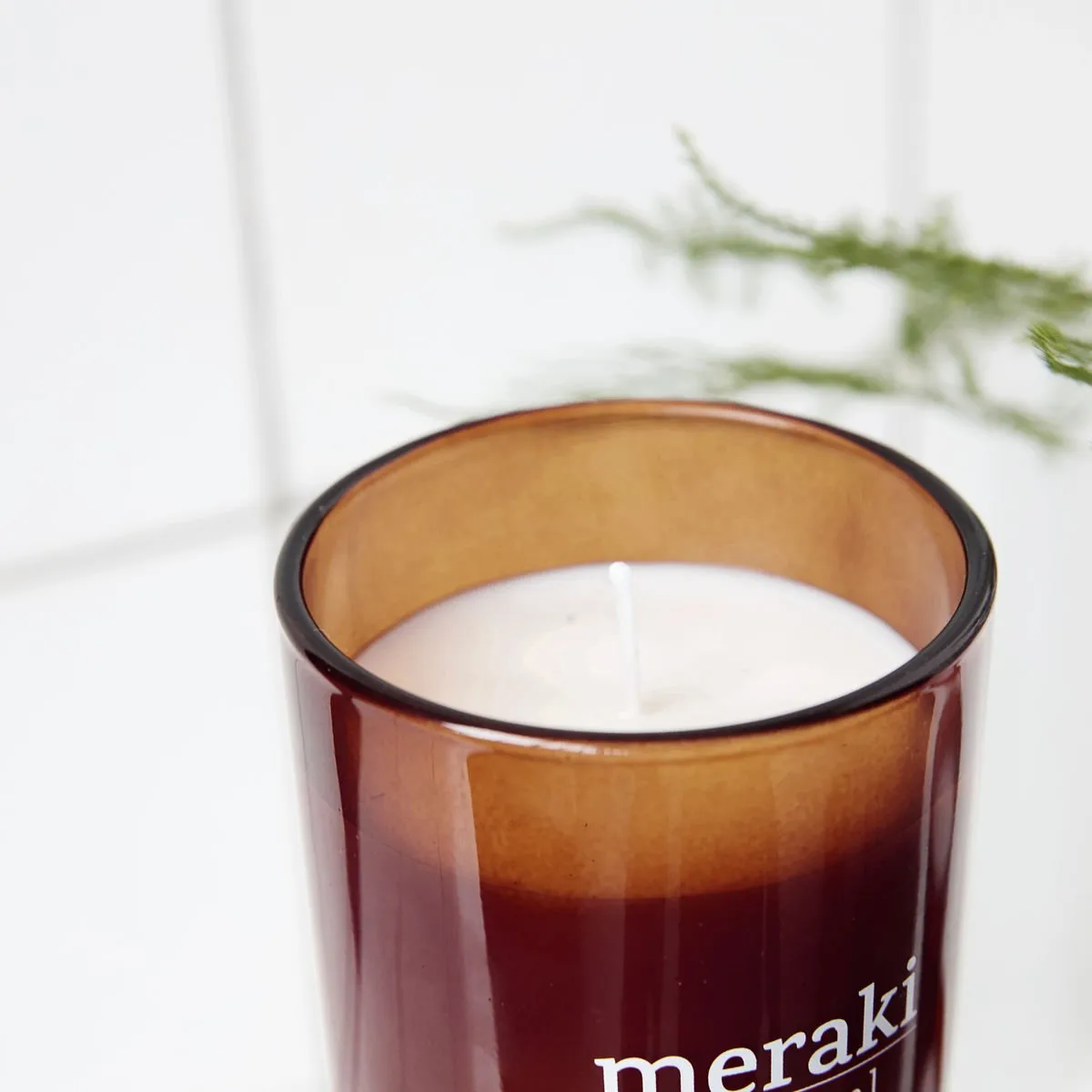 Meraki Duftkerze 35h braunes Glas, Nordic Pine Meraki
