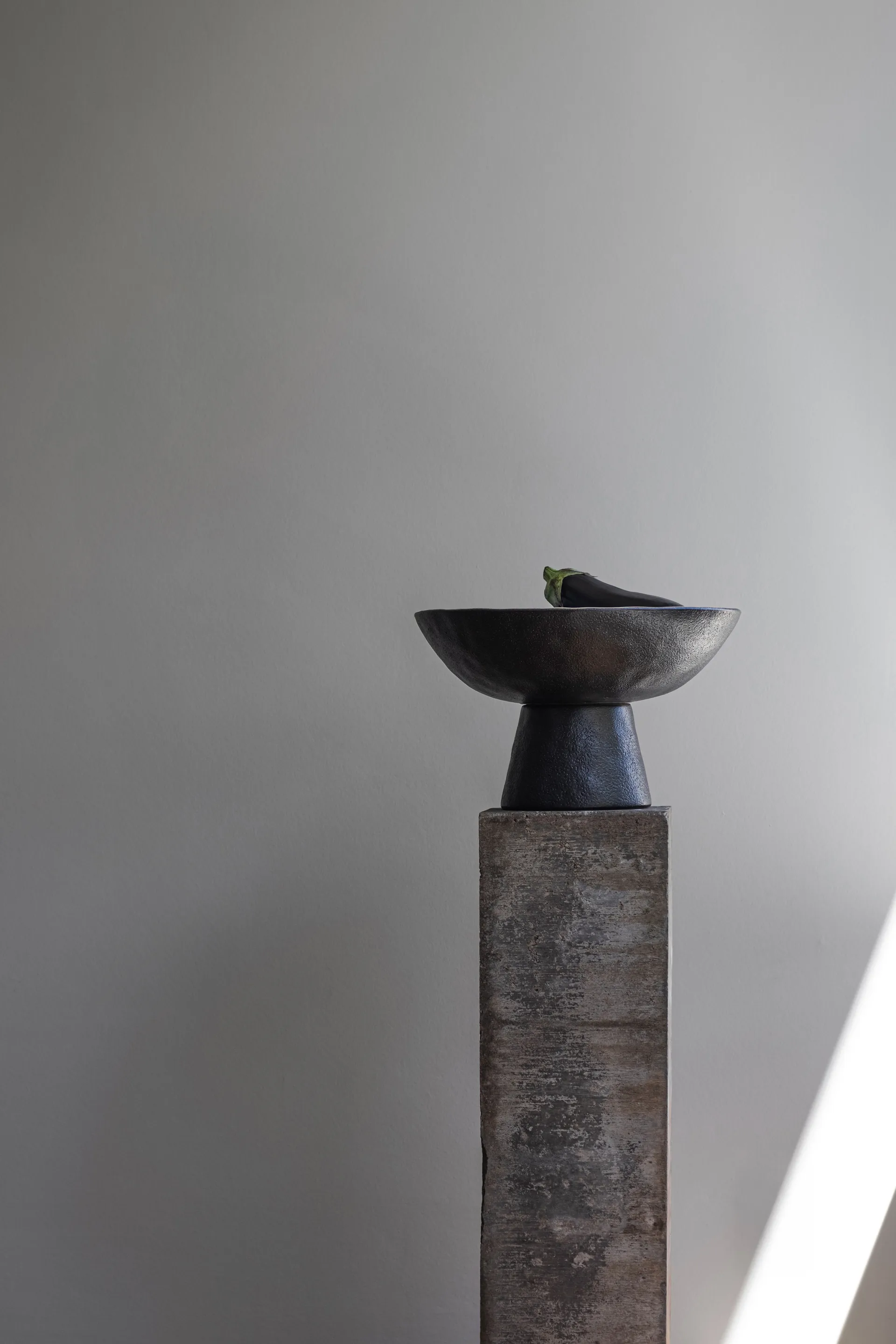 By Hand Schale auf Fuss Ø31,5x20 cm, Off-white Mette Ditmer