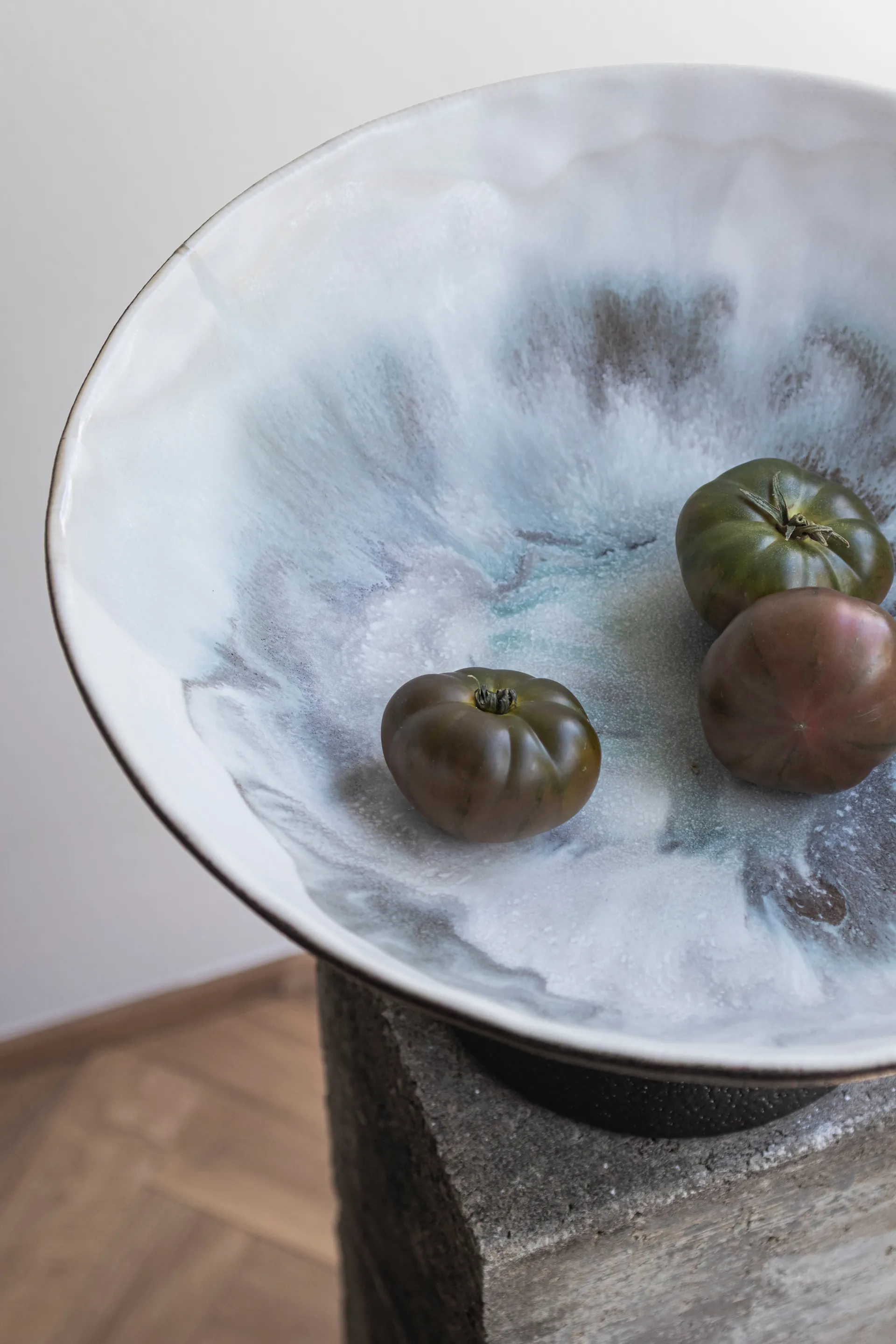 By Hand Schale auf Fuss Ø31,5x20 cm, Off-white Mette Ditmer