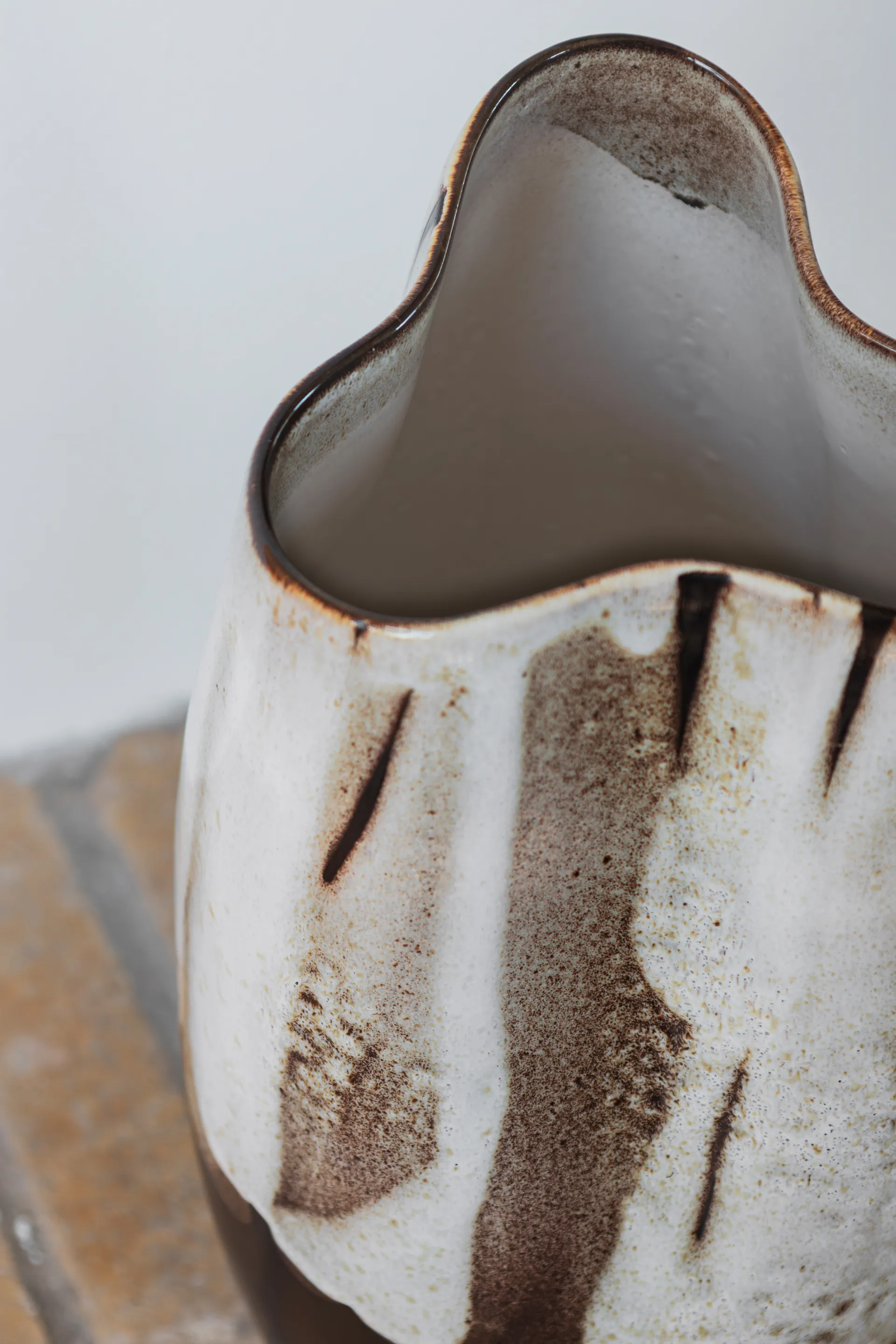 By Hand Vase gross 38,5 cm, Off-white Mette Ditmer