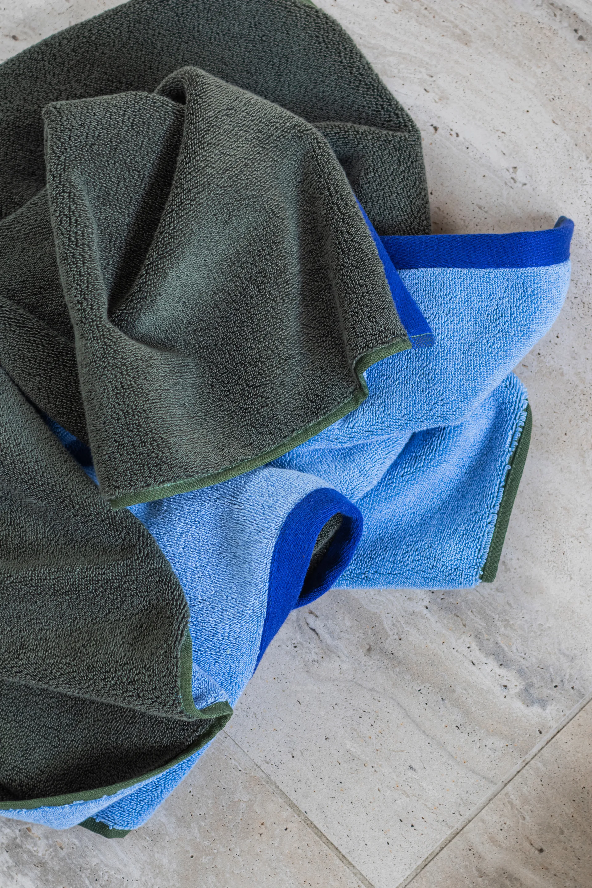 Soft Badehandtuch 70x133 cm, Dark olive-light blue Mette Ditmer