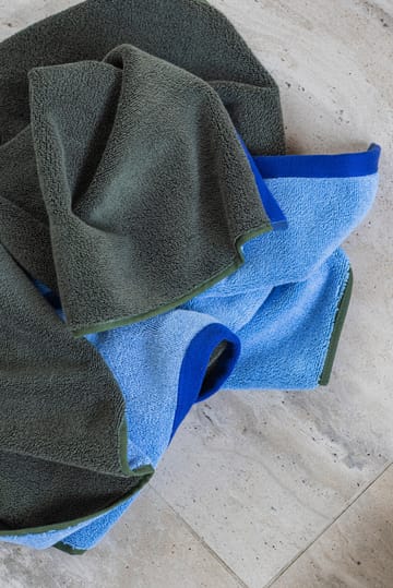 Soft Badehandtuch 70x133 cm - Dark olive-light blue - Mette Ditmer
