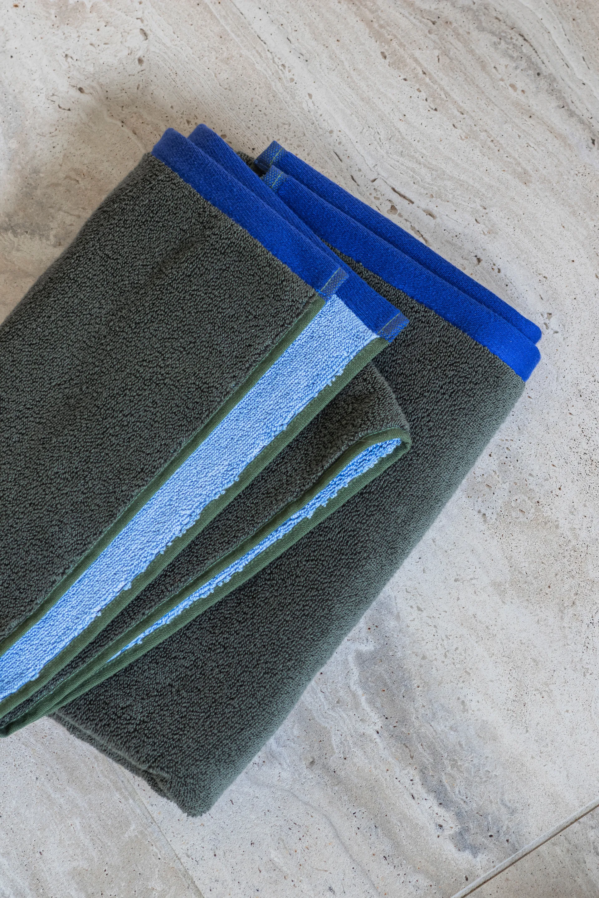 Soft Badehandtuch 70x133 cm, Dark olive-light blue Mette Ditmer