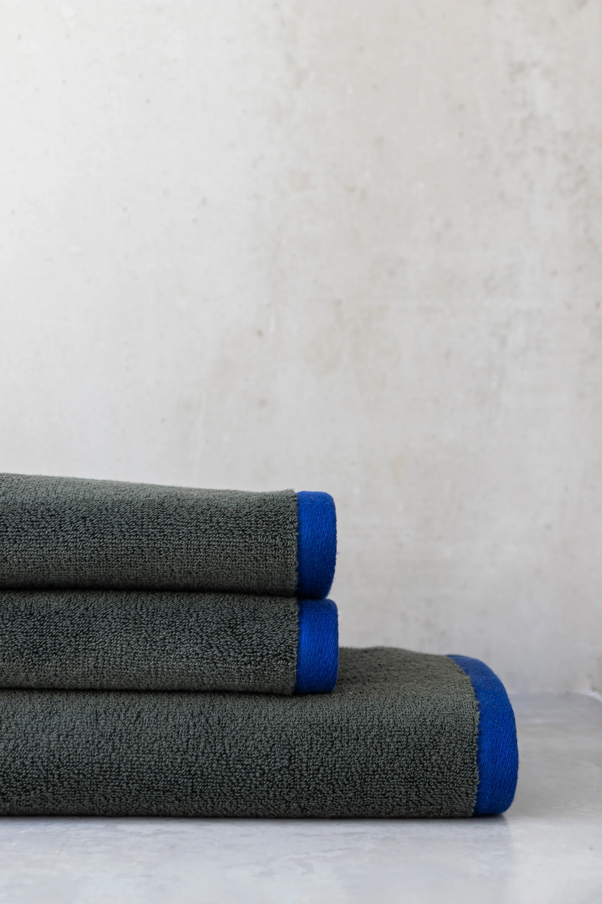 Soft Badehandtuch 70x133 cm, Dark olive-light blue Mette Ditmer