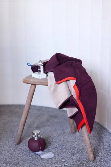 Soft Badehandtuch 70x133 cm - Gray-Red (grå-röd), 70x133 cm - Mette Ditmer