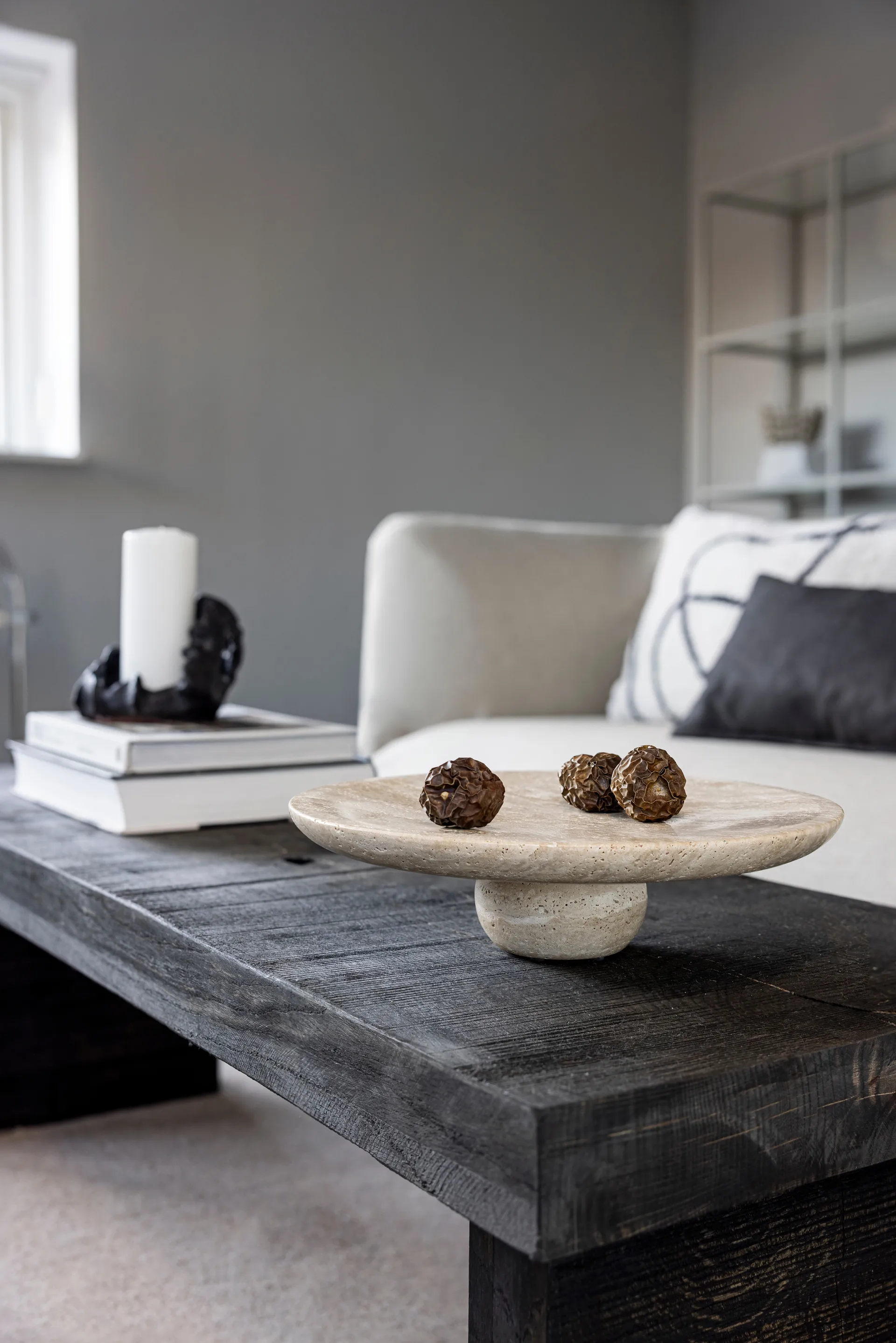 Travertin Sockel, Linen, Ø32x8,5 cm Mette Ditmer