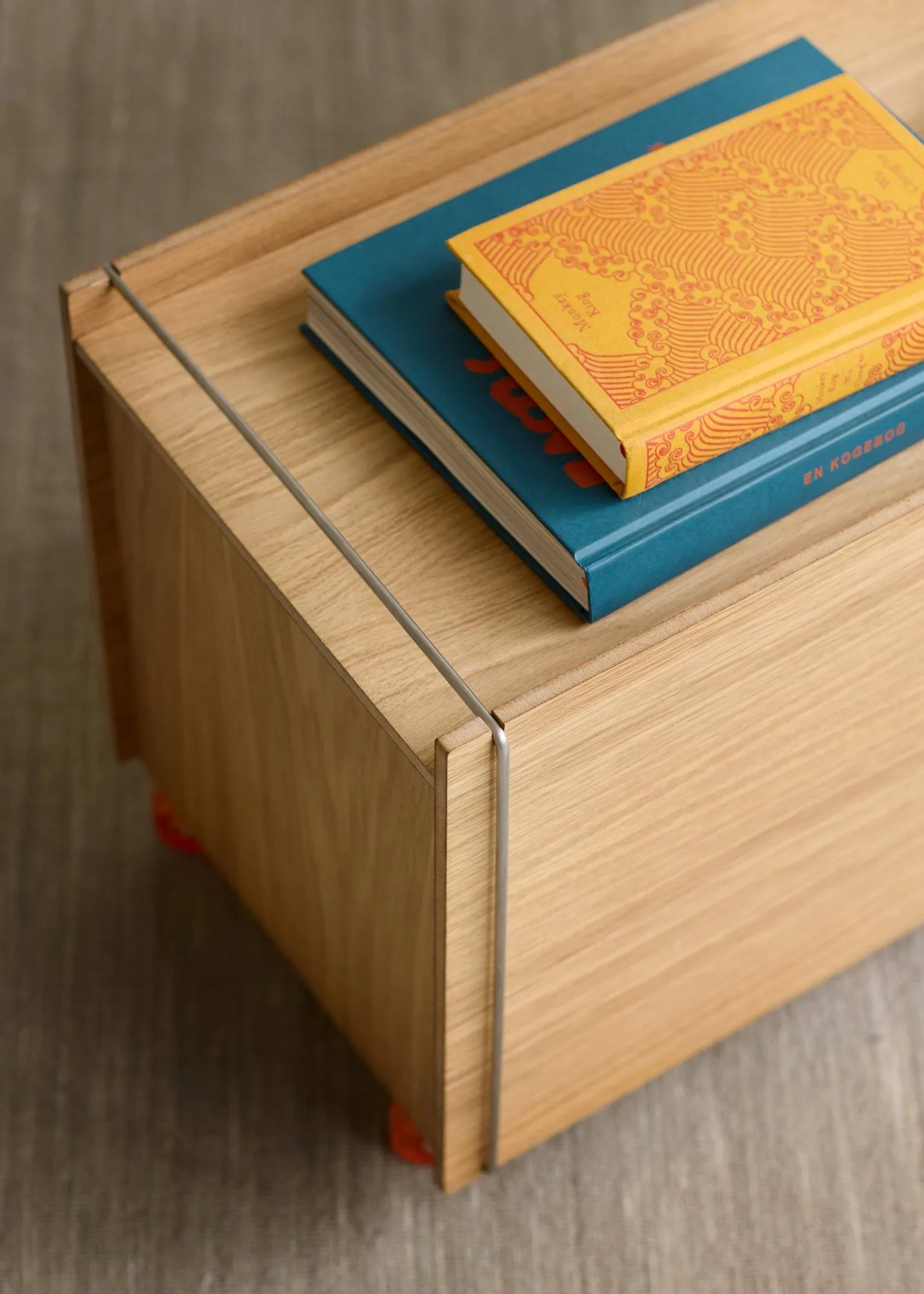 Moebe Aufbewahrungsbox, Geölte Eiche-Edelstahl, mit Rollen, 33x60x31 cm MOEBE