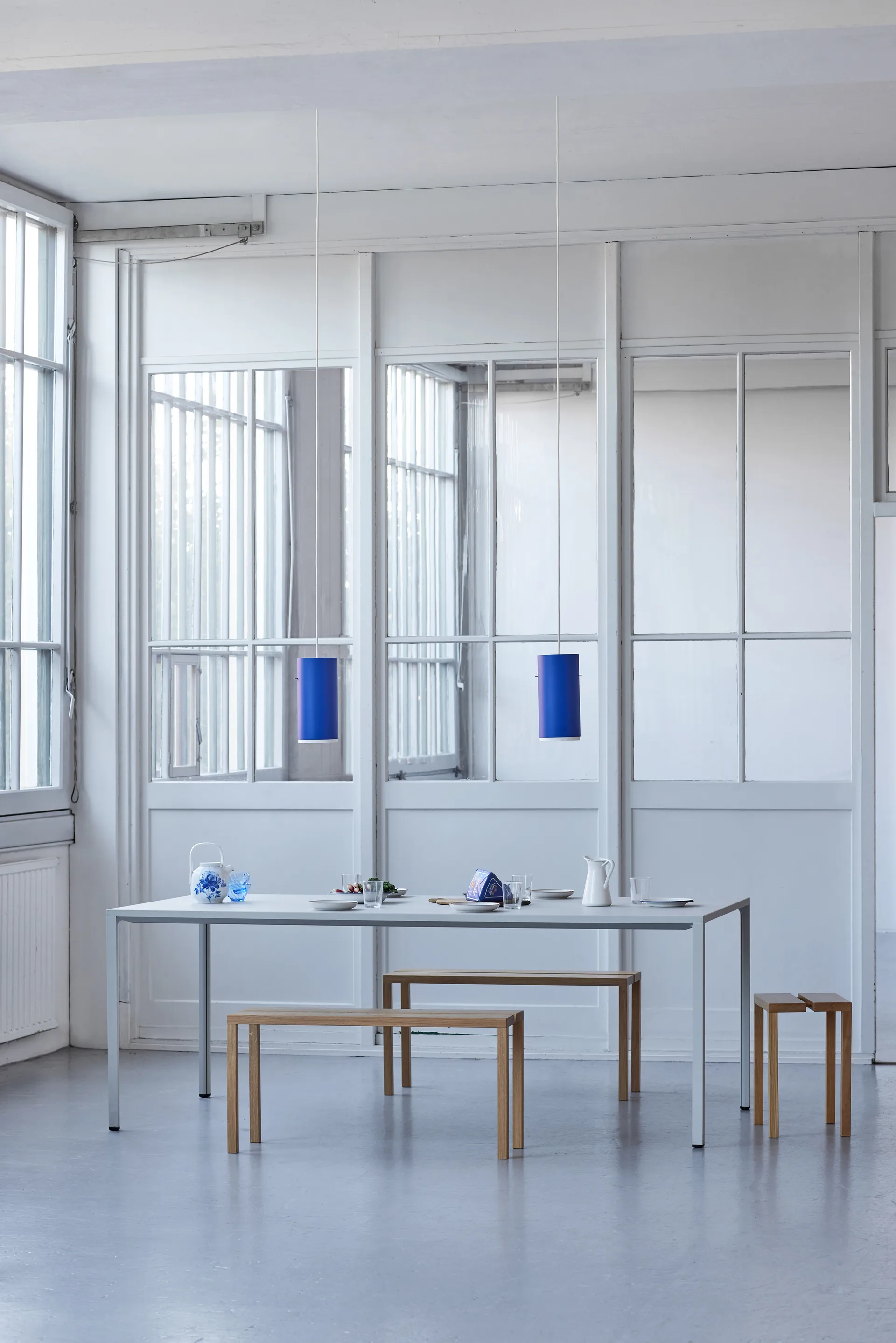 Moebe Tube Pendelleuchte large Ø14cm, Deep blue MOEBE