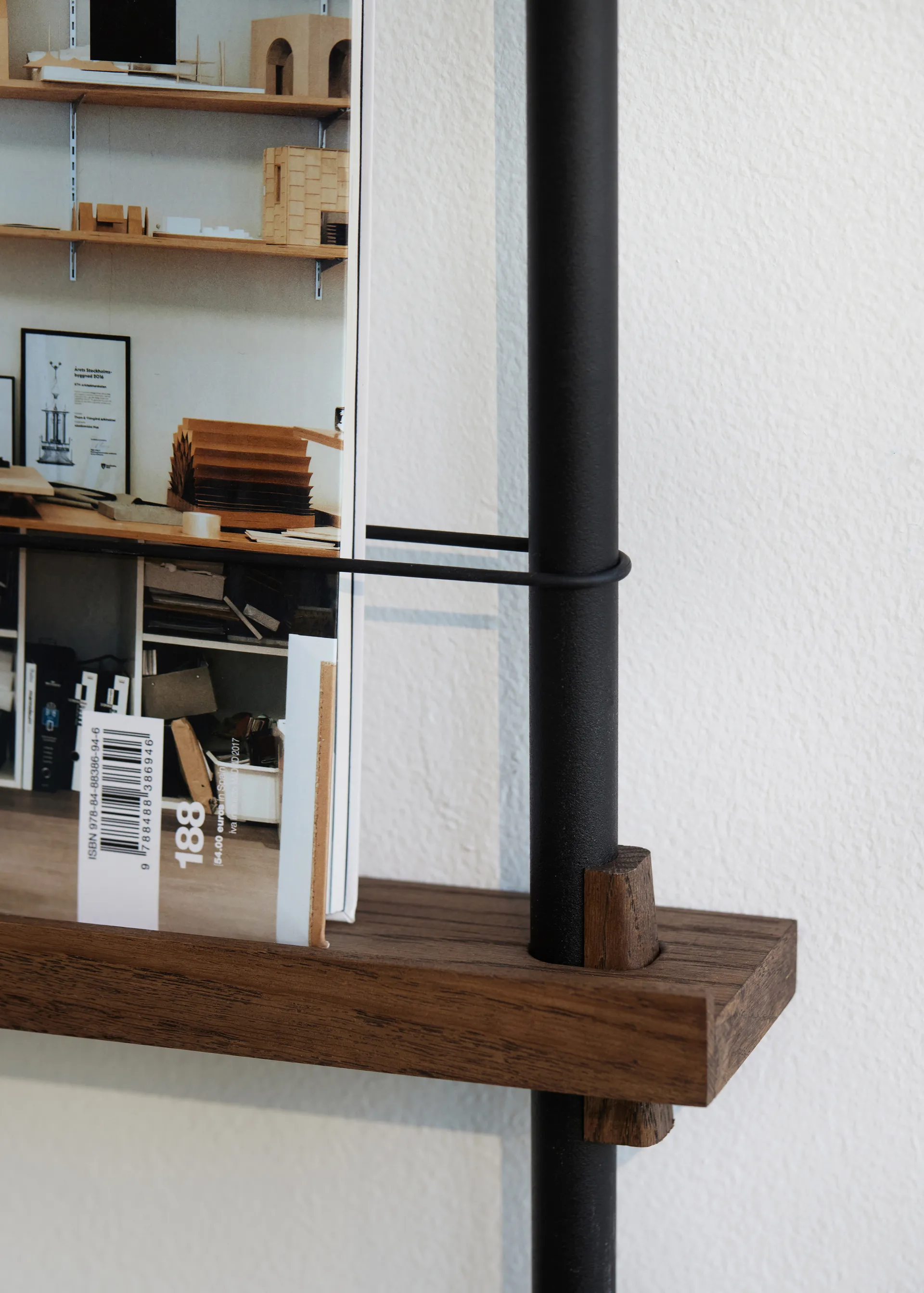 Moebe Zeitungsständer, Smoked oak-black MOEBE