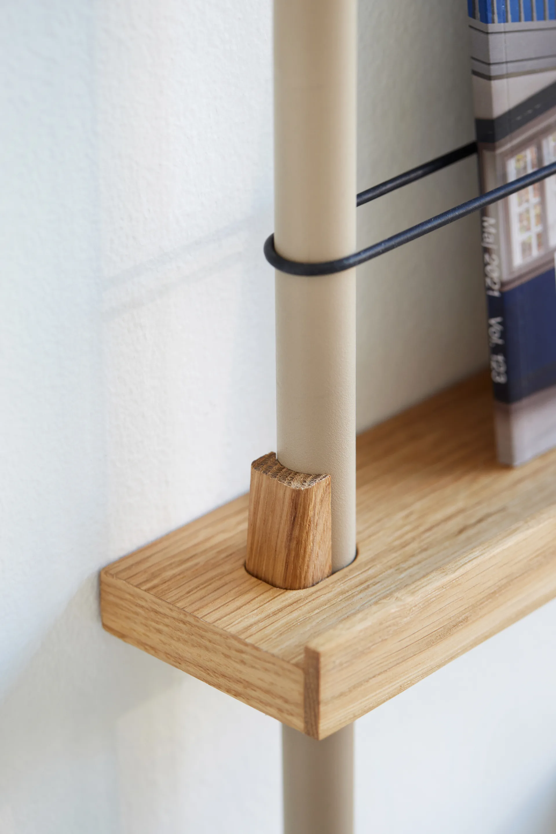 Moebe Zeitungsständer, Smoked oak-grey MOEBE