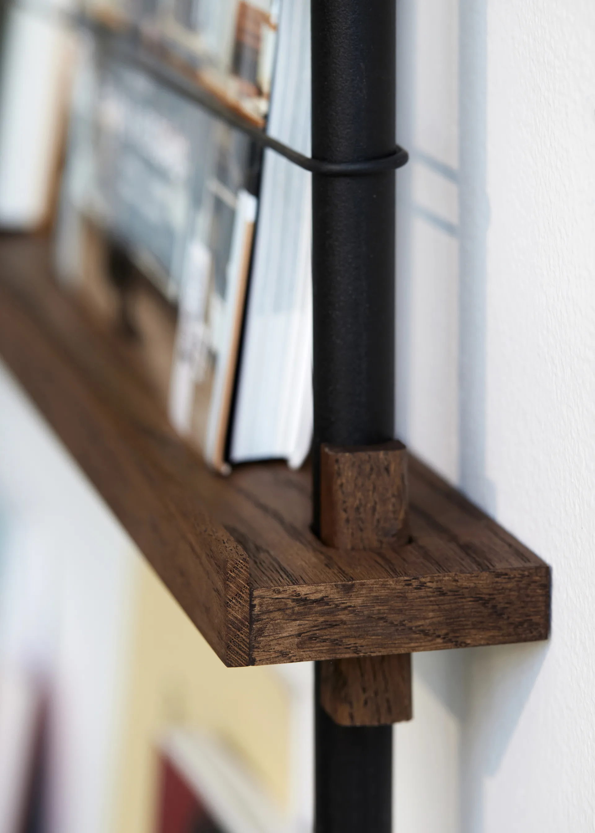 Moebe Zeitungsständer, Smoked oak-white MOEBE