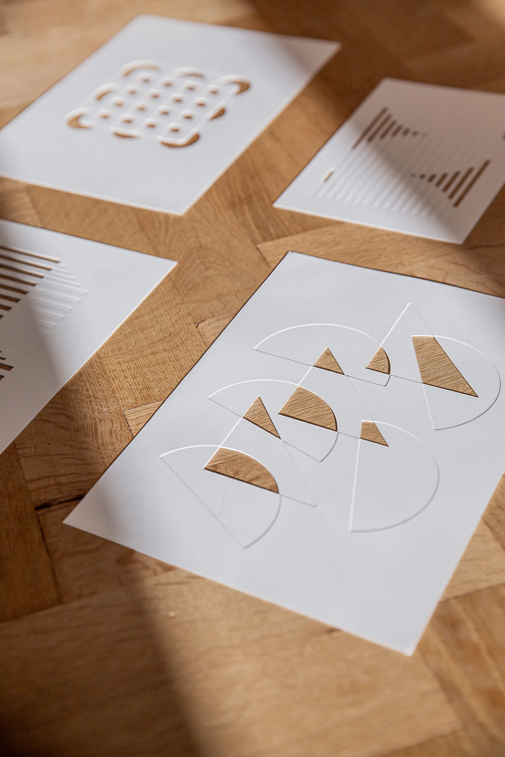 Relief Kunstwerk half moons & triangles 21 x 29,7 cm, Off-White MOEBE