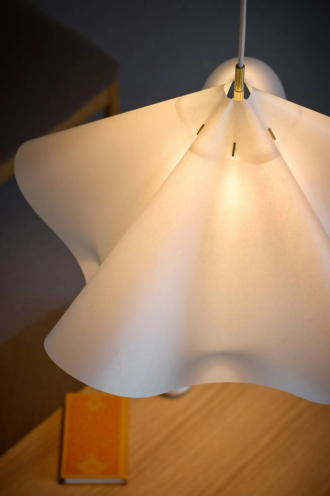 Sinuate Pendelleuchte, Weiß-Messing, groß Ø75x40 cm MOEBE