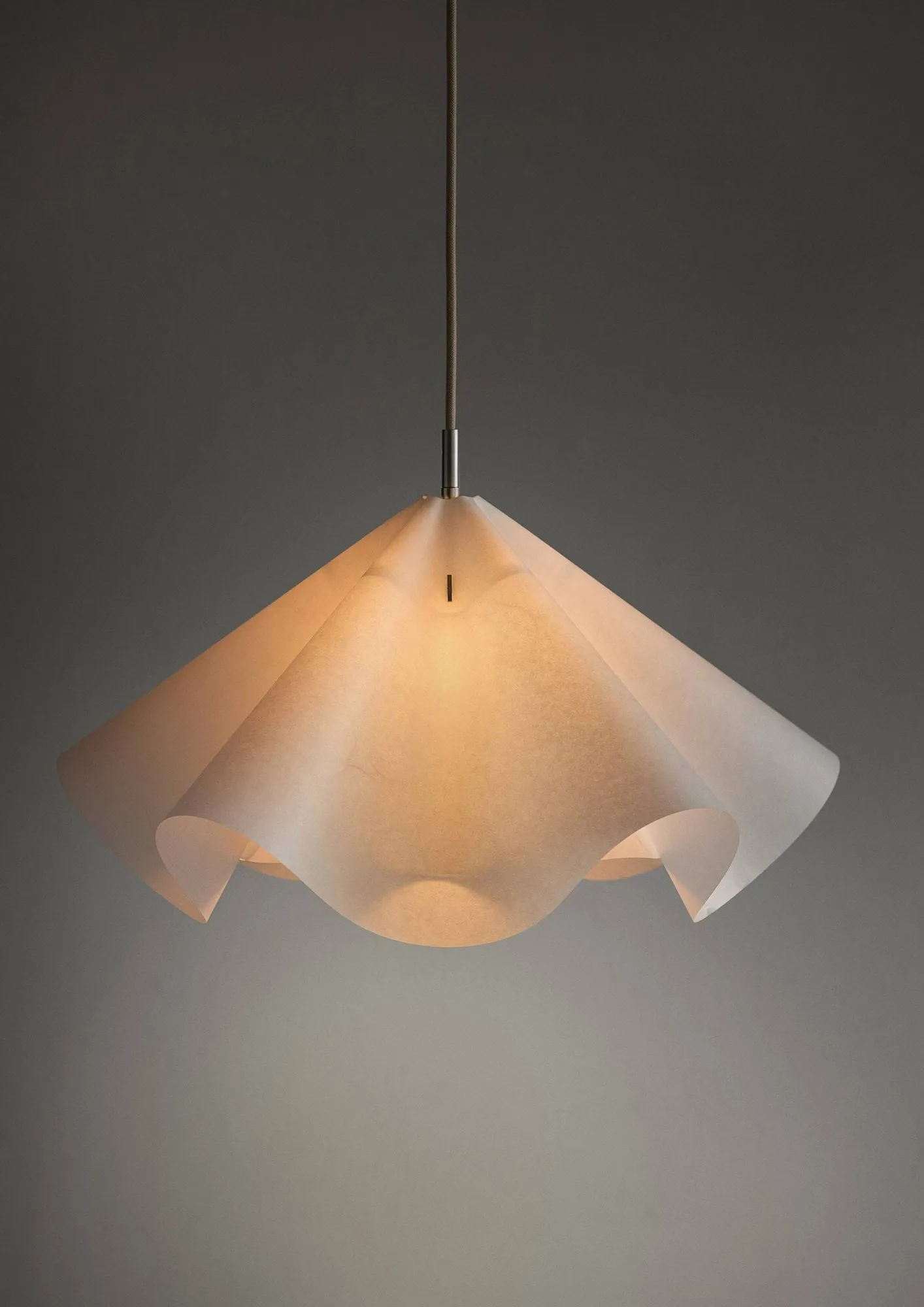 Sinuate Pendelleuchte, Weiß-Messing, mittel Ø60x30 cm MOEBE