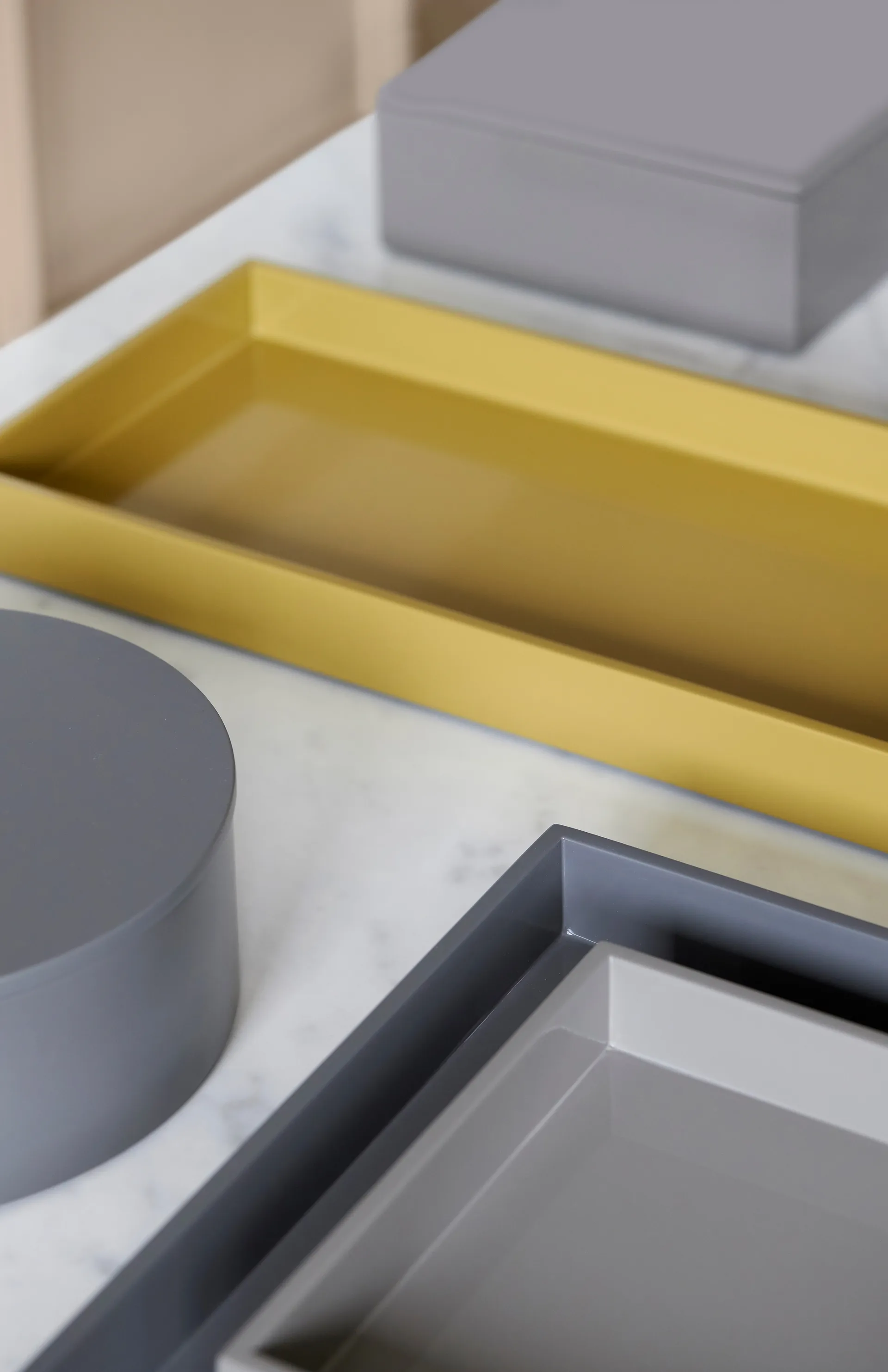 Lux lackiertes Serviertablett 40x40x4 cm, Dark grey Mojoo