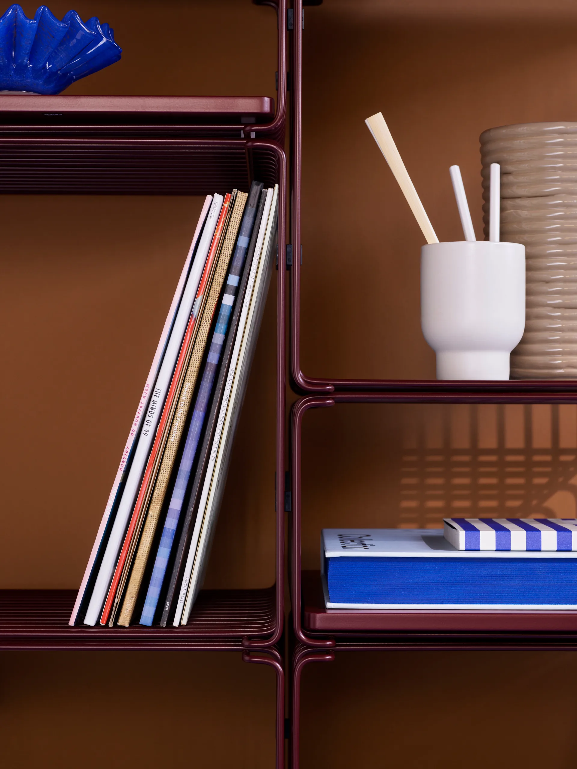 Panton Wire Extended Regal 70x34,8x25,7 cm, Black red Montana