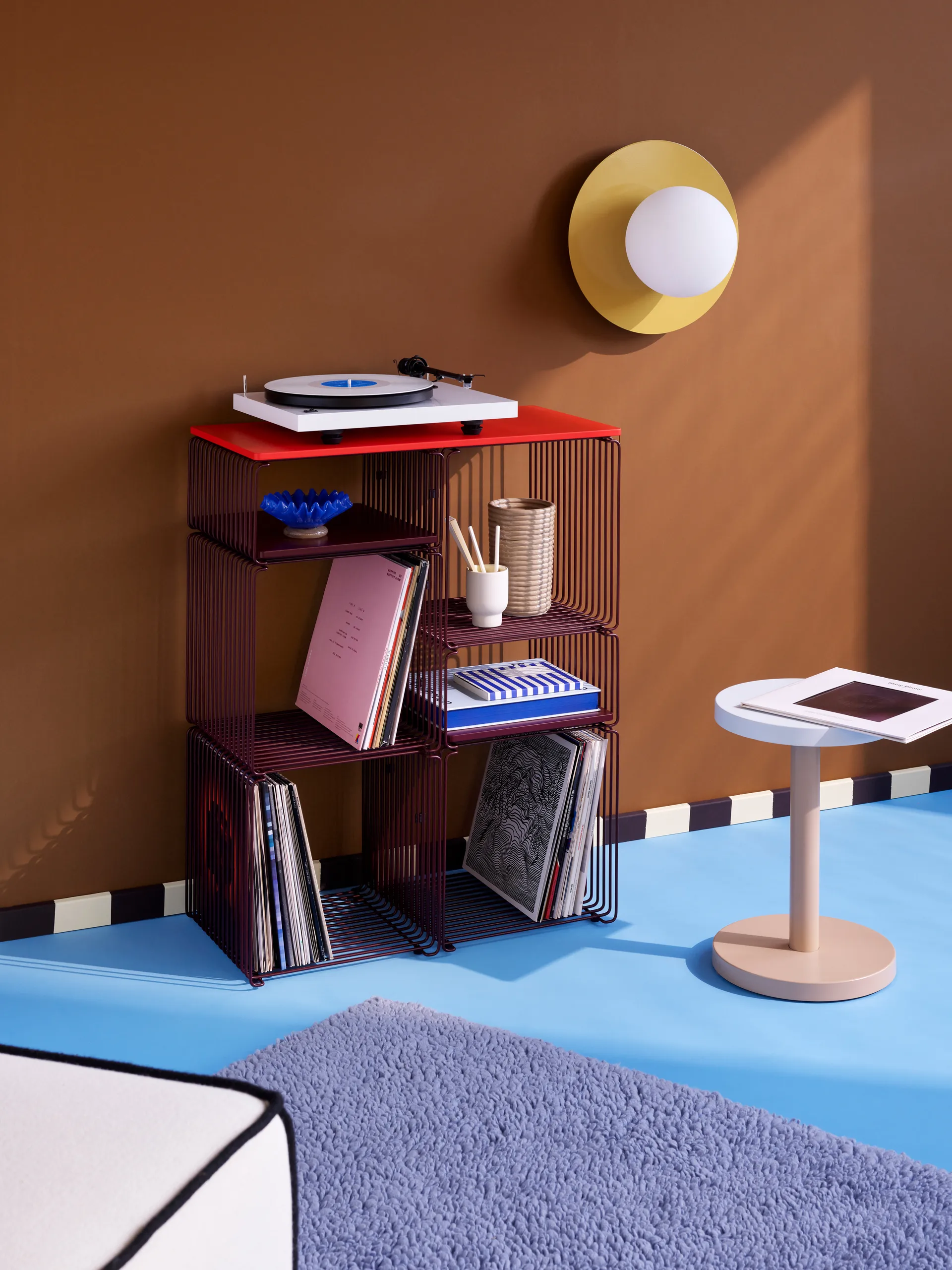 Panton Wire Extended Regal 70x34,8x25,7 cm, Black red Montana