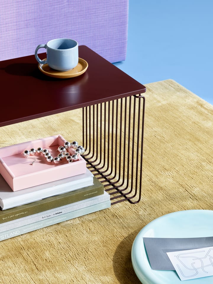 Panton Wire Extended Regal 70x34,8x34,8 cm, Black red Montana