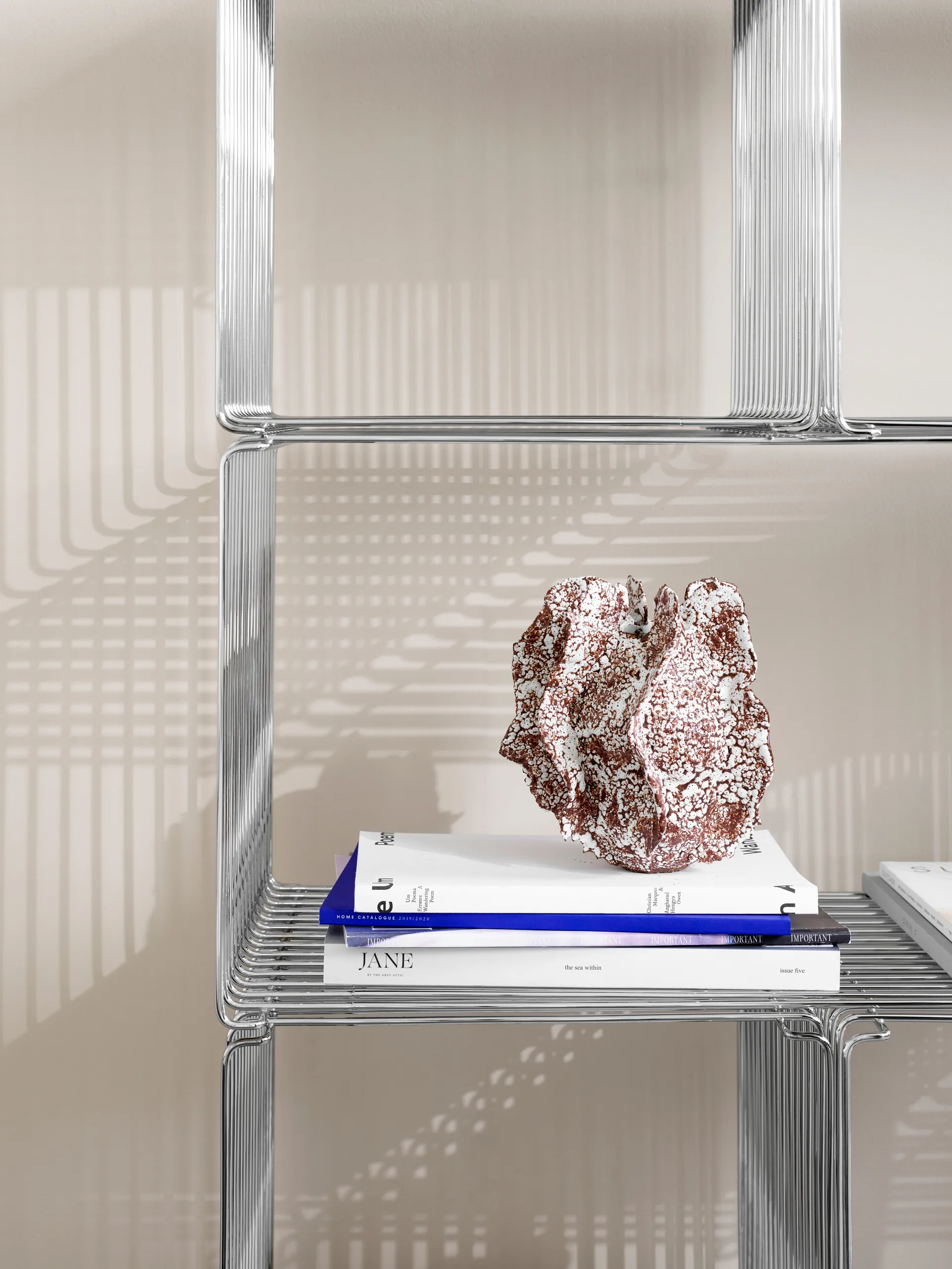 Panton Wire Extended Regal 70x34,8x34,8 cm, Chrome Montana