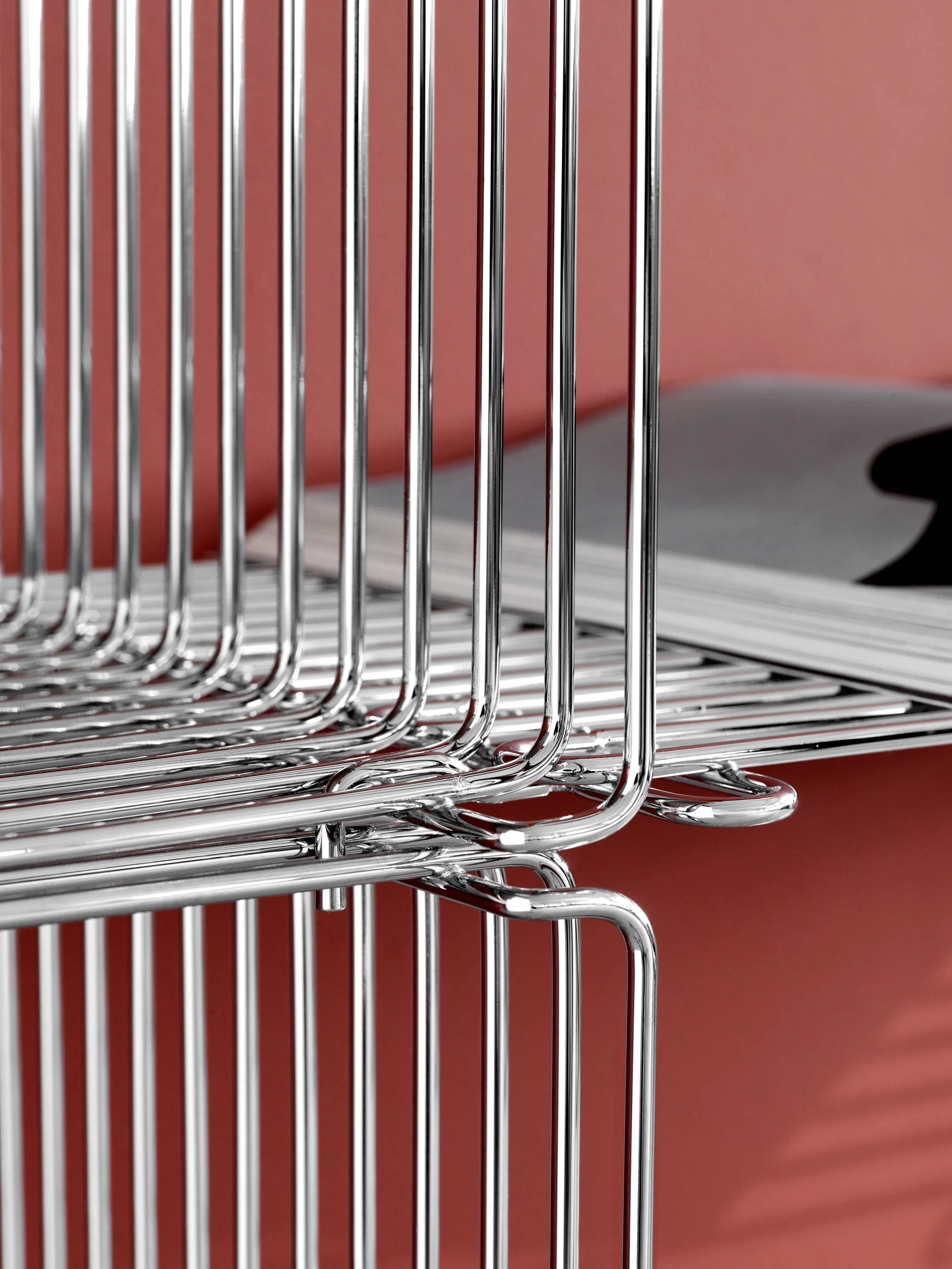 Panton Wire Extended Regal 70x34,8x34,8 cm, Chrome Montana