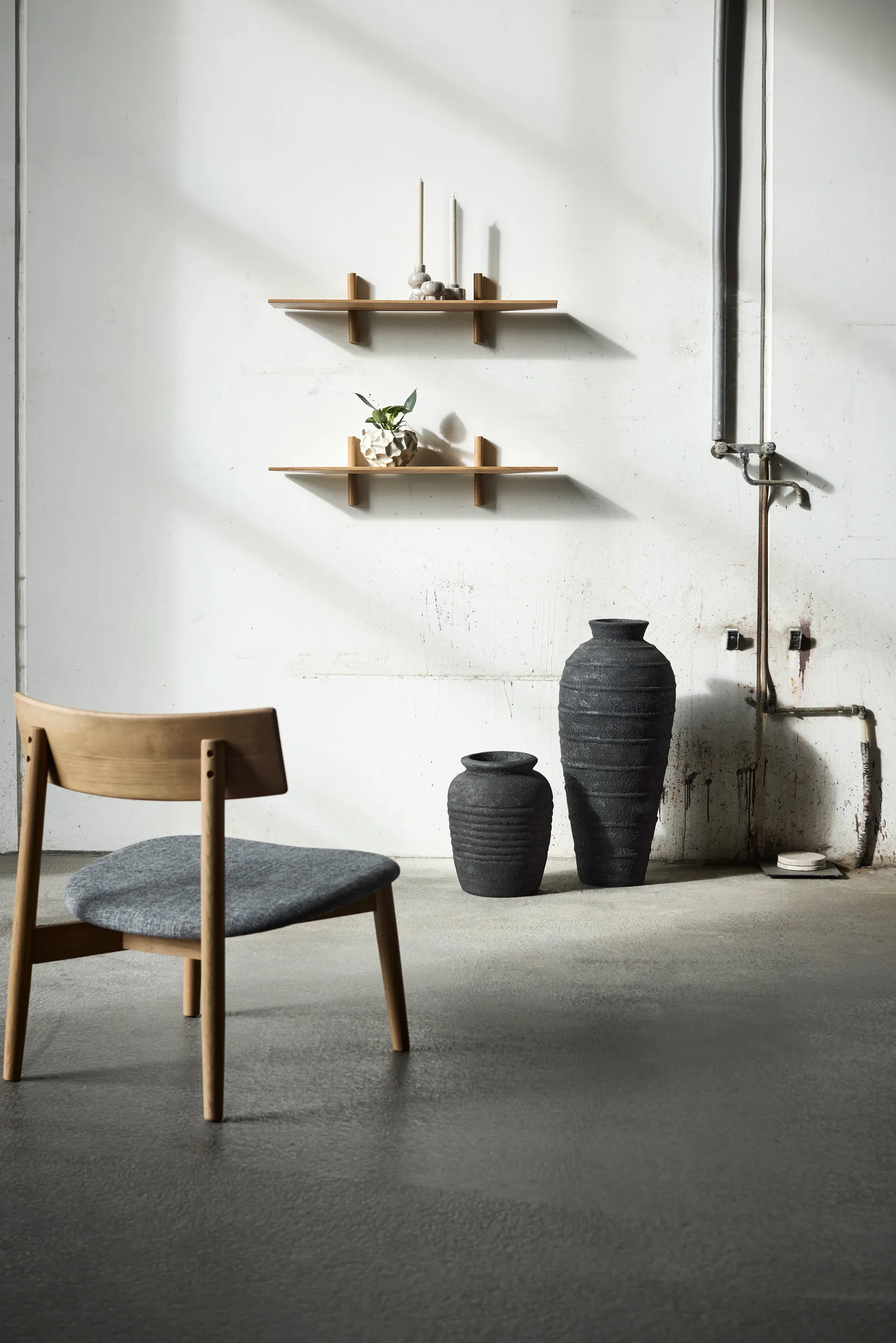 Tetra Lounge Chair, Betonfarbenes Gewebe-naturgeölte Eiche MUUBS