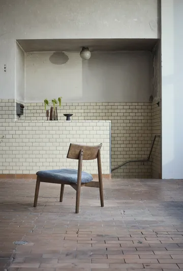 Tetra Lounge Chair - Granitfarbenes Gewebe-dunkel geölte Eiche - MUUBS