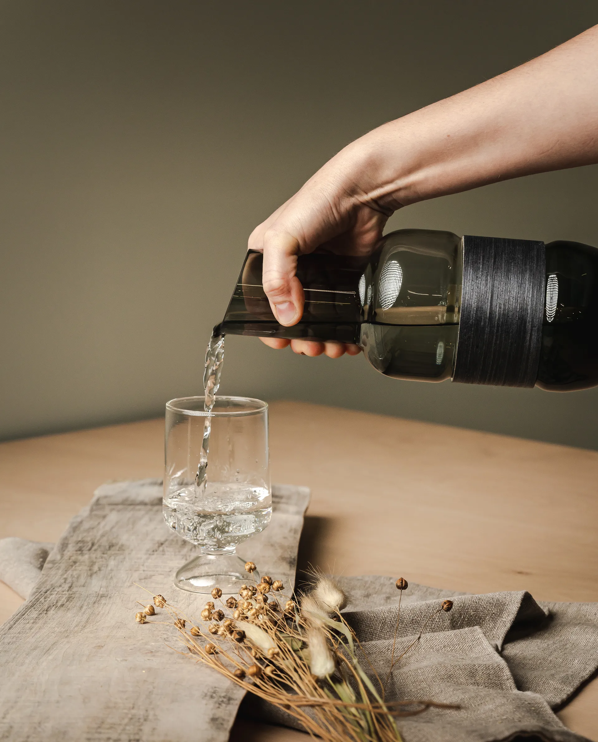 Veneer Karaffe 1 L, Grau-kolschwarz Muurla