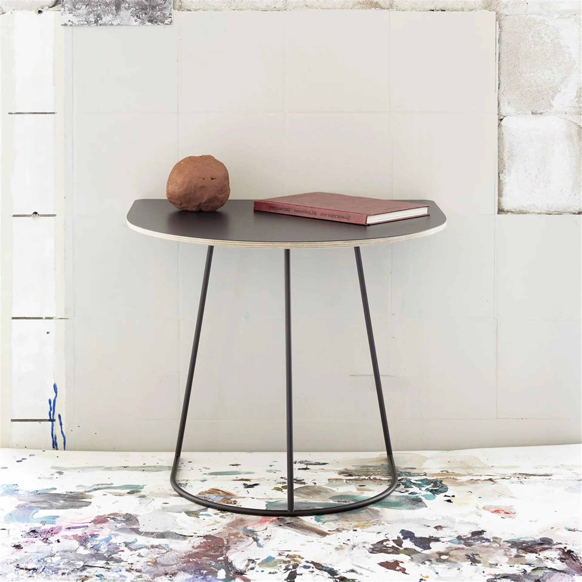 Airy Beistelltisch half size, Schwarz Muuto