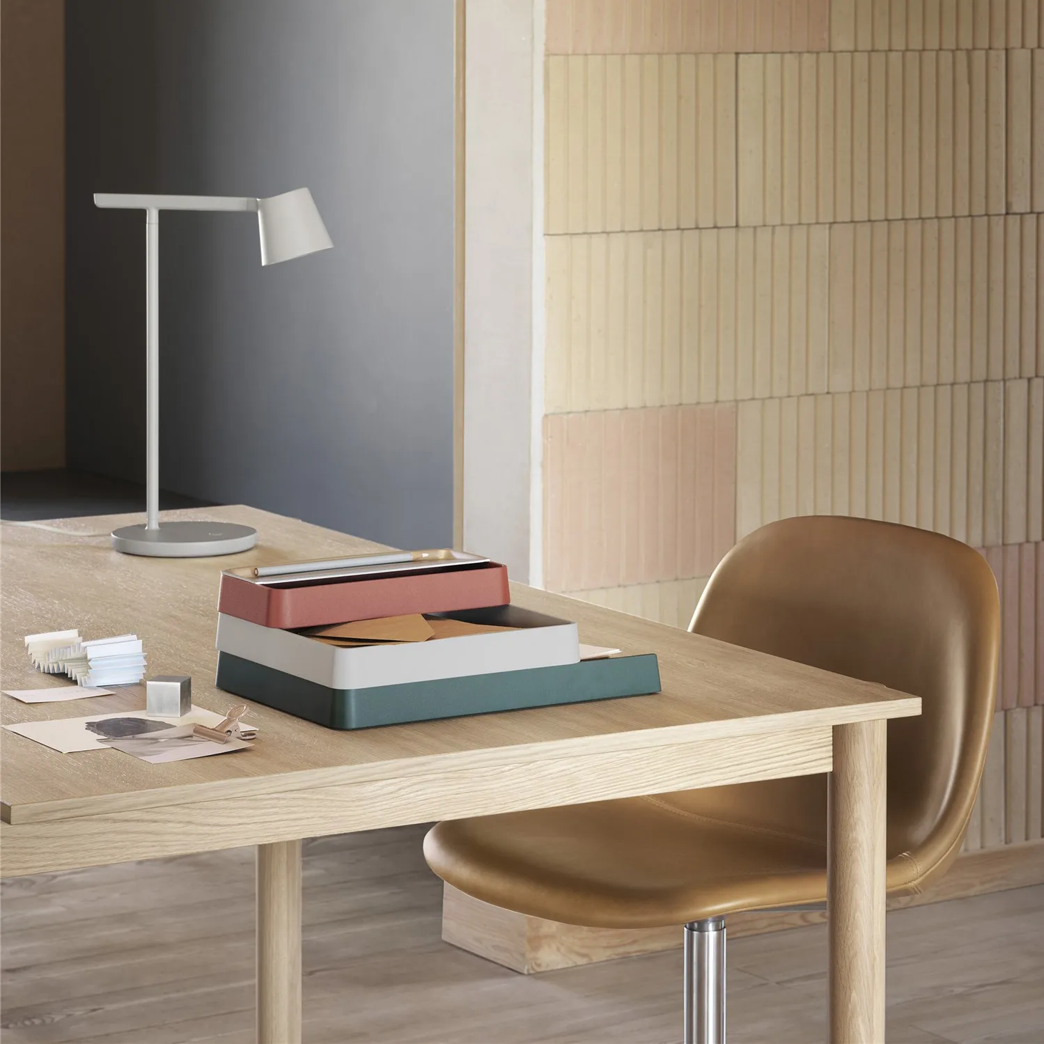 Arrange Desktop Tablett 25 x 32cm, Dark green Muuto