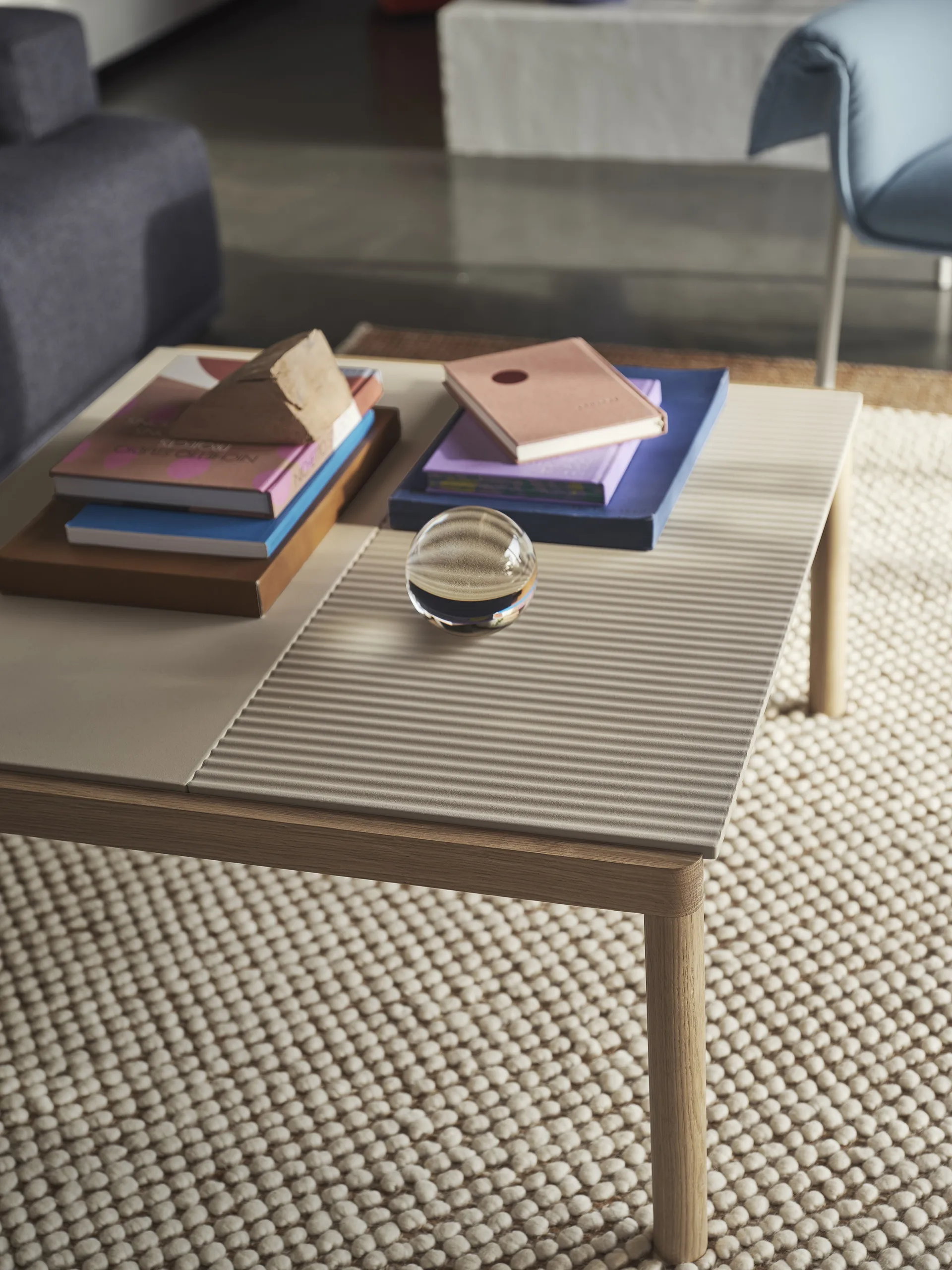 Couple 1 Plain-1 Wavy Beistelltisch 80 x 84 x 40cm, Sand-oak Muuto