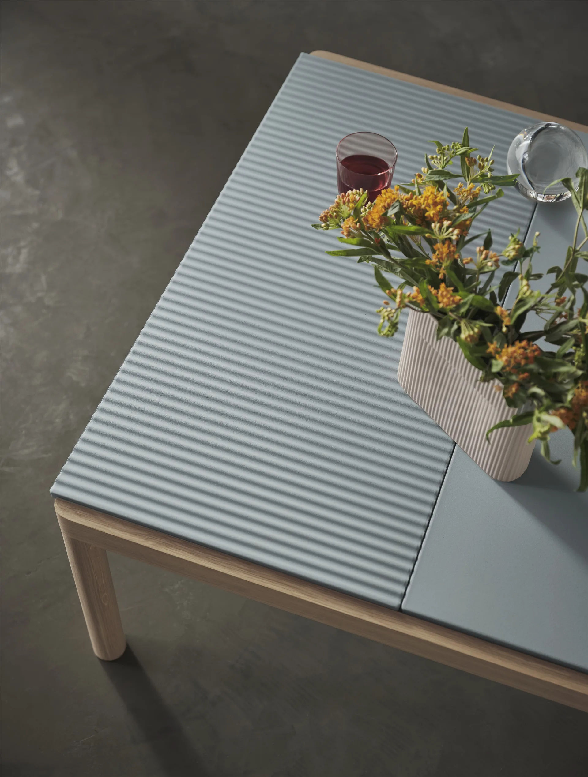 Couple 1 Plain-1 Wavy Couchtisch 80 x 84 x 40cm, Pale blue-oak Muuto