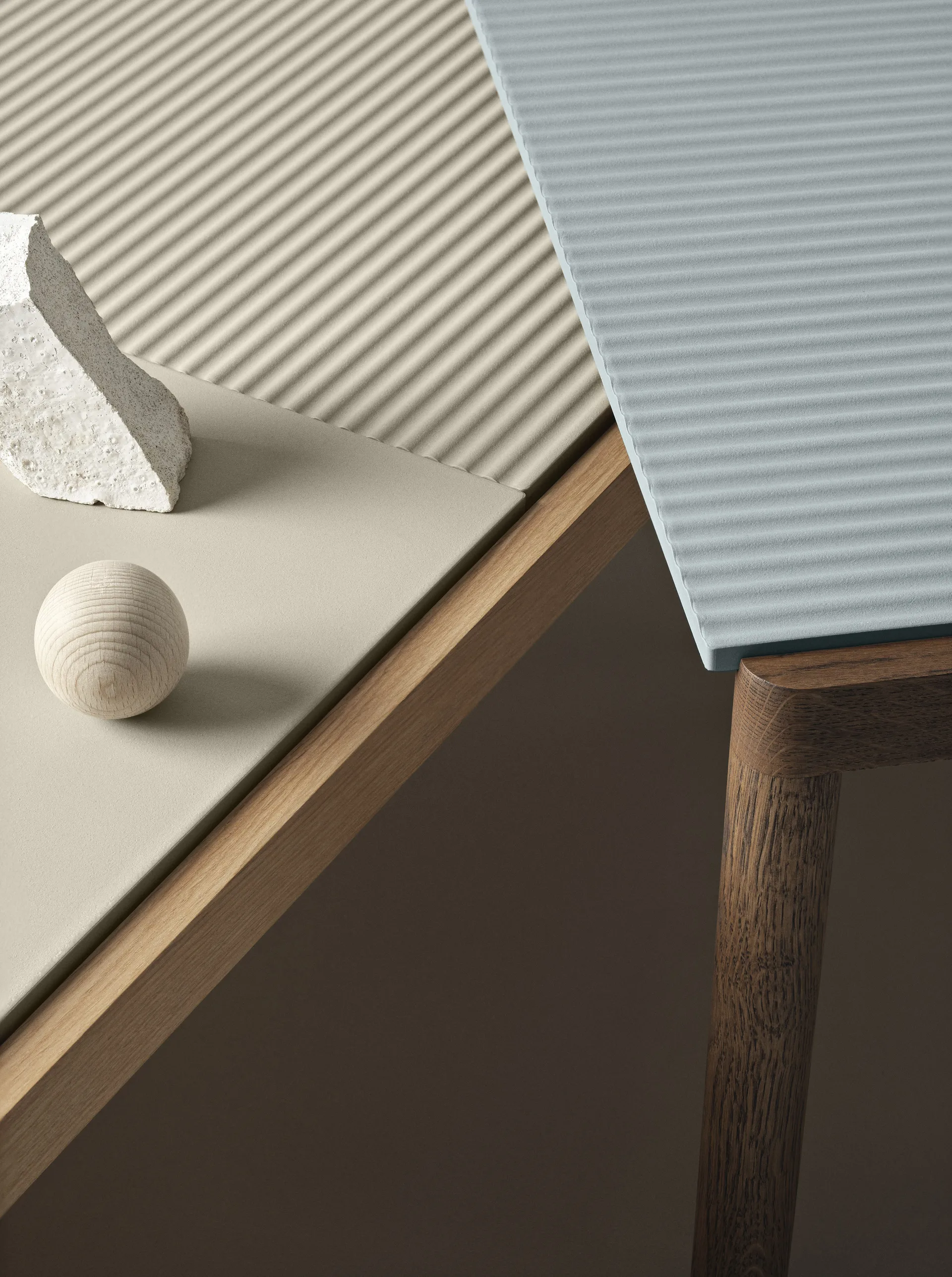 Couple 1 Wavy Beistelltisch 40 x 84 x 40cm, Pale blue-dark oiled oak Muuto