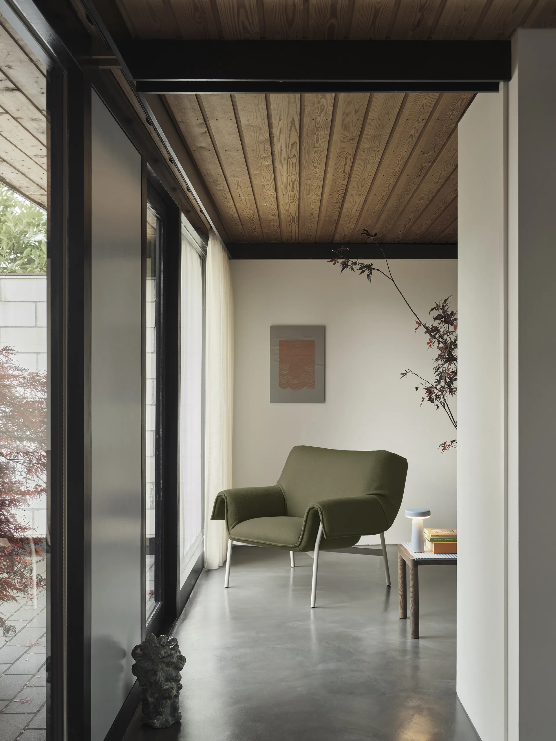 Couple 1 Wavy Beistelltisch 40 x 84 x 40cm, Pale blue-dark oiled oak Muuto