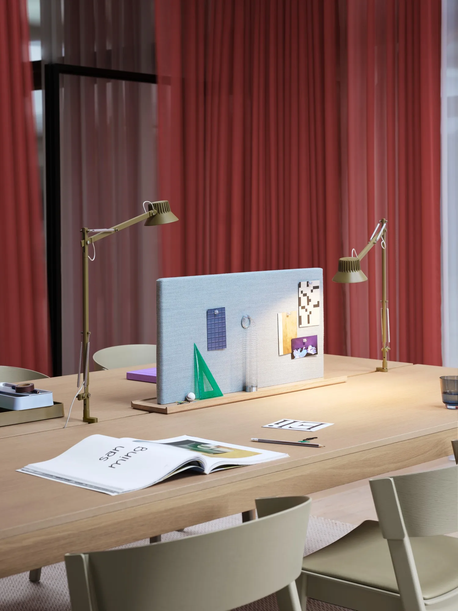 Dedicate L2 Tischlampe mit Klemme, Brown Green Muuto