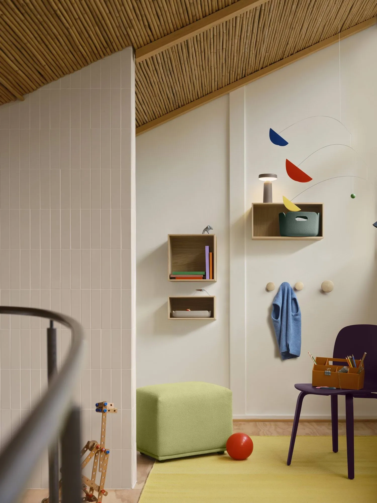 Dots Wood Kleiderhaken, Braun-Rot, Ø6,5 cm Muuto