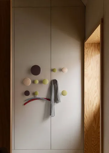 Dots Wood Wandhaken - Light olive, Ø6,5 cm - Muuto