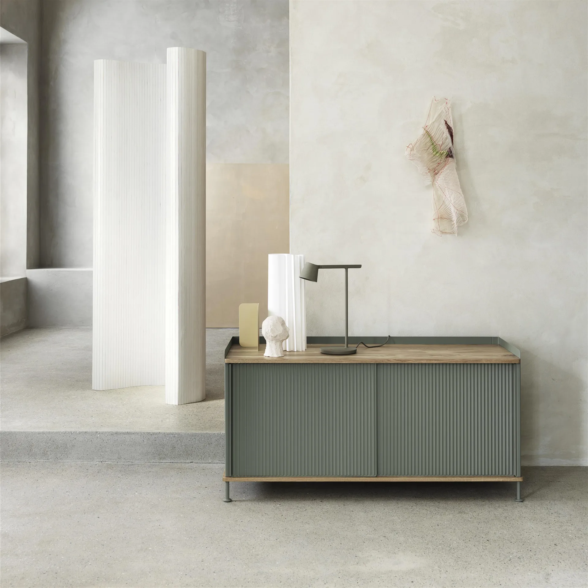 Enfold Sideboard niedrig 125x45x63 cm, Oak-Dusty green Muuto