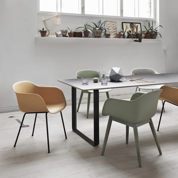 Fiber Chair Stuhl mit Armlehnen und Holzbeinen - Dusty green (Kunststoff) - Muuto