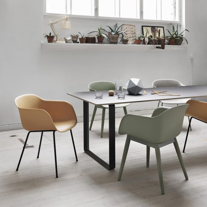 Fiber Chair Stuhl mit Armlehnen und Holzbeinen - Dusty green (Kunststoff) - Muuto