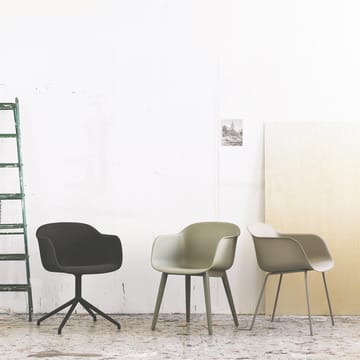 Fiber Chair Stuhl mit Armlehnen und Holzbeinen - Dusty green (Kunststoff) - Muuto