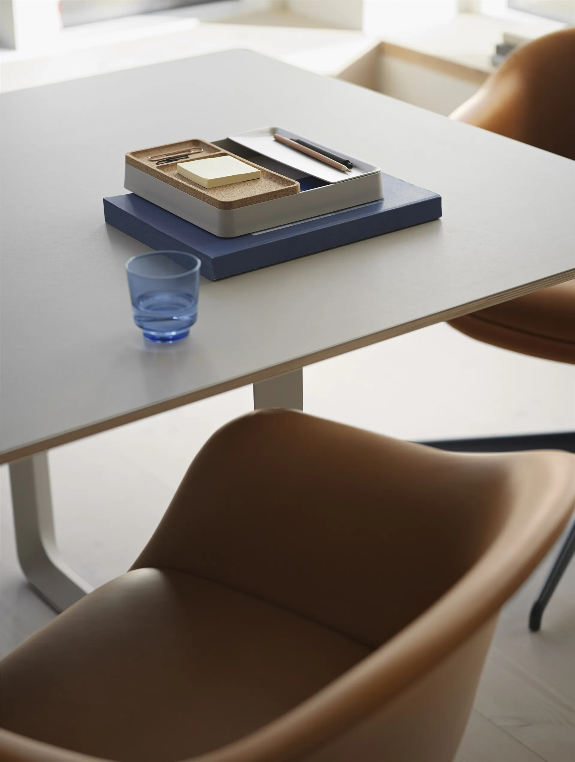 Fiber Conference Armchair mit Holzbeinen, Refine leather cognac-oak Muuto