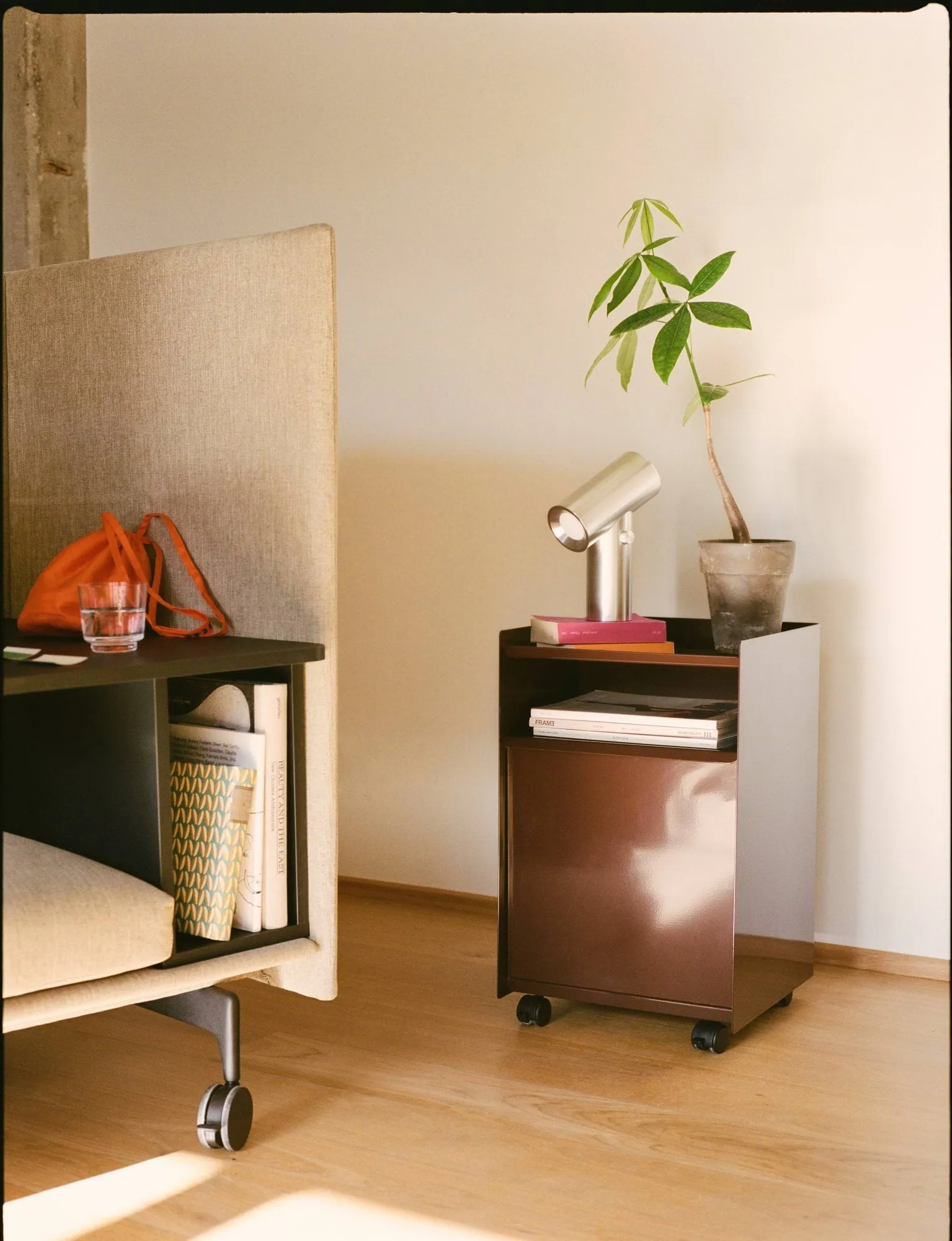 Folded Trolley Rollwagen mit Schublade, Dunkelrot Muuto