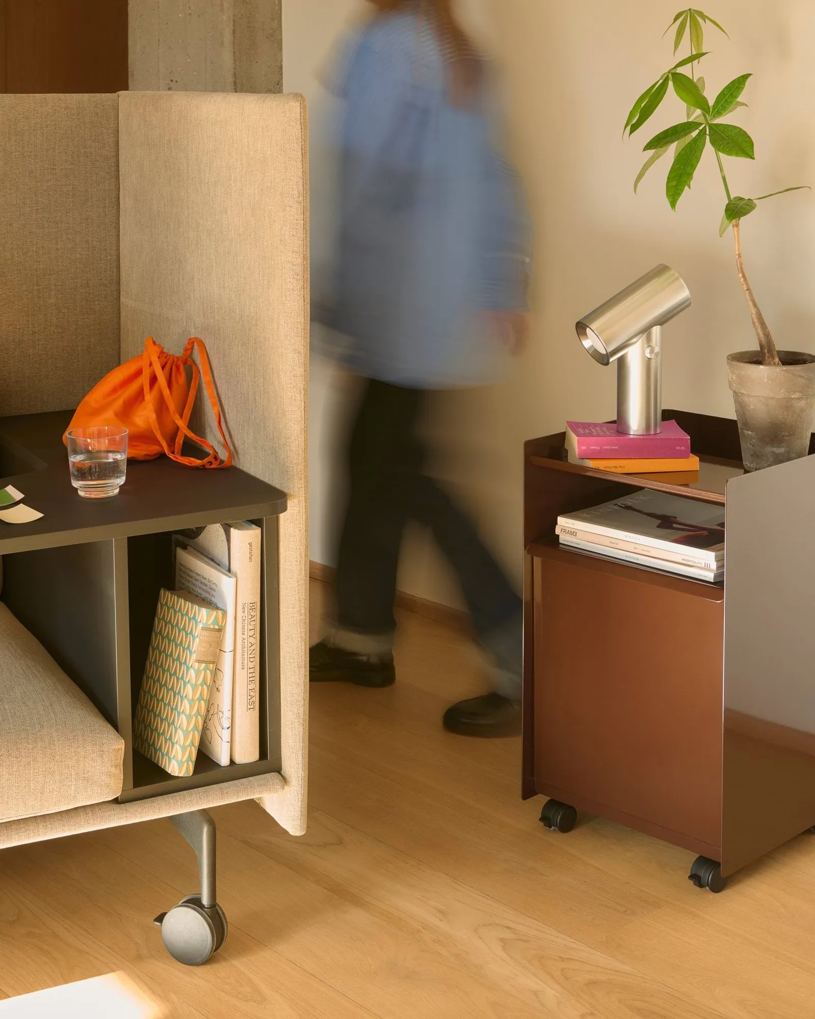 Folded Trolley Rollwagen mit Schublade, Dunkelrot Muuto