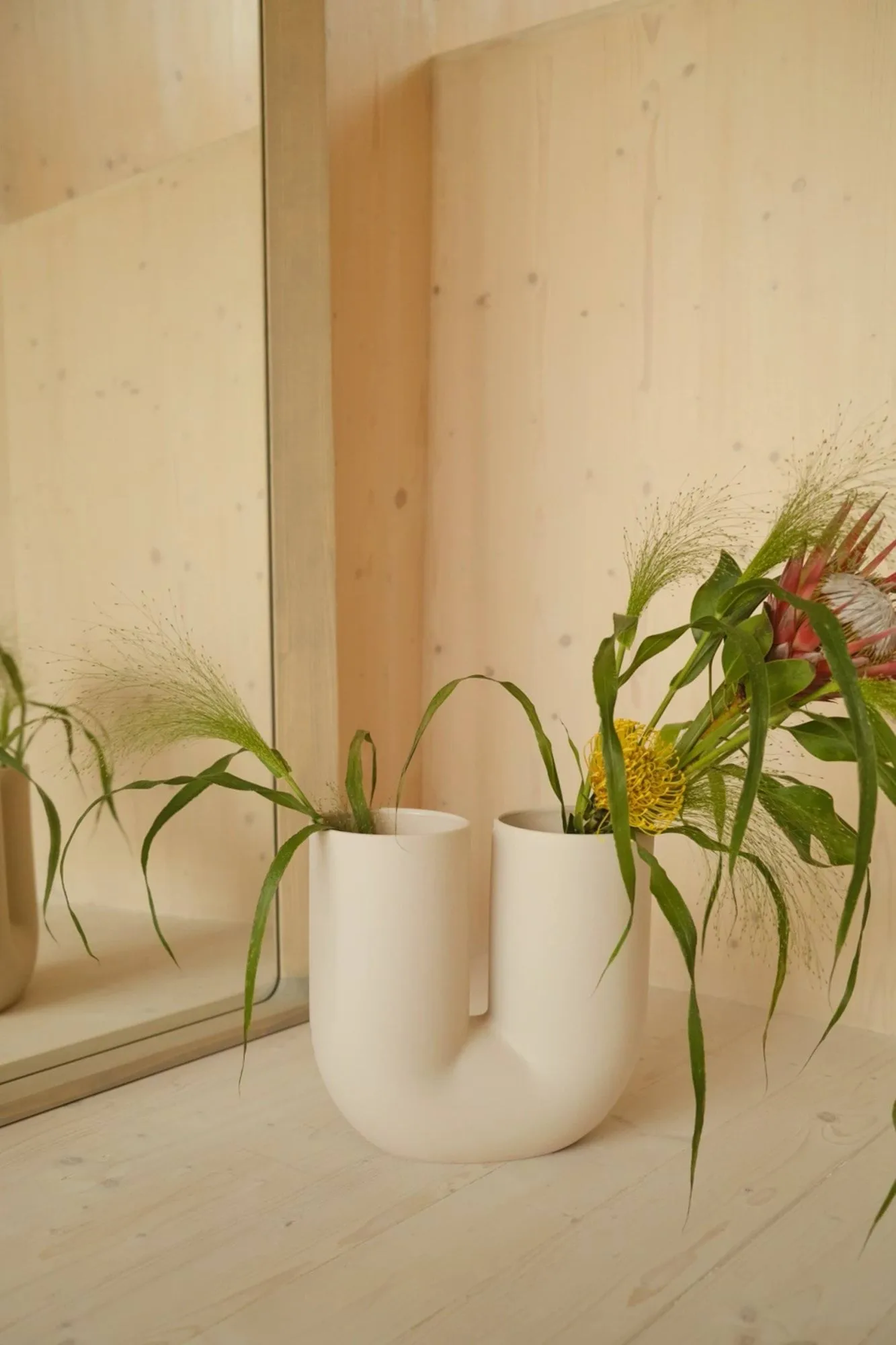 Kink Vase 26 cm, Sand Muuto