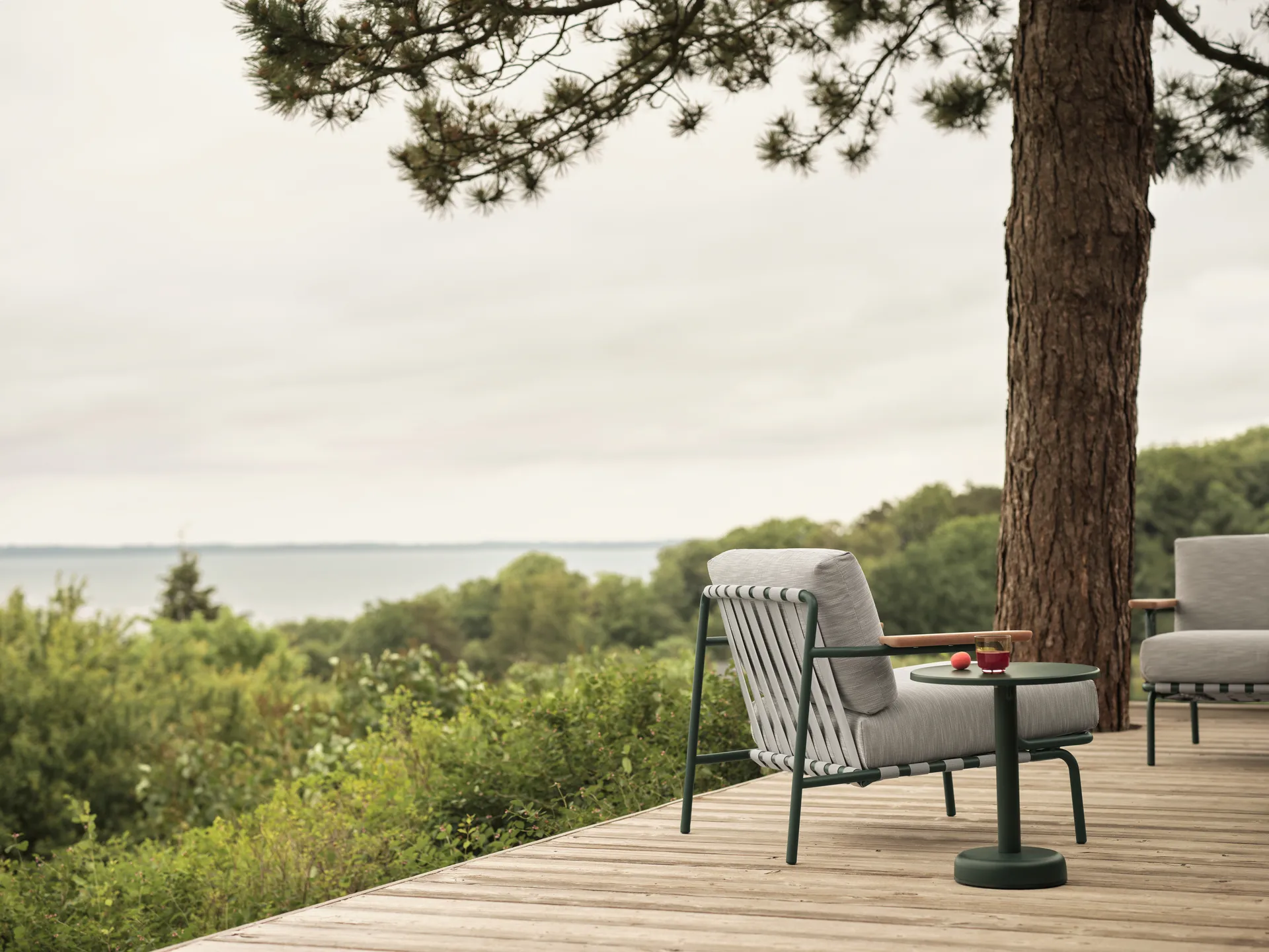 Linear Steel Couchtisch, Dark green, Ø42x47 cm Muuto